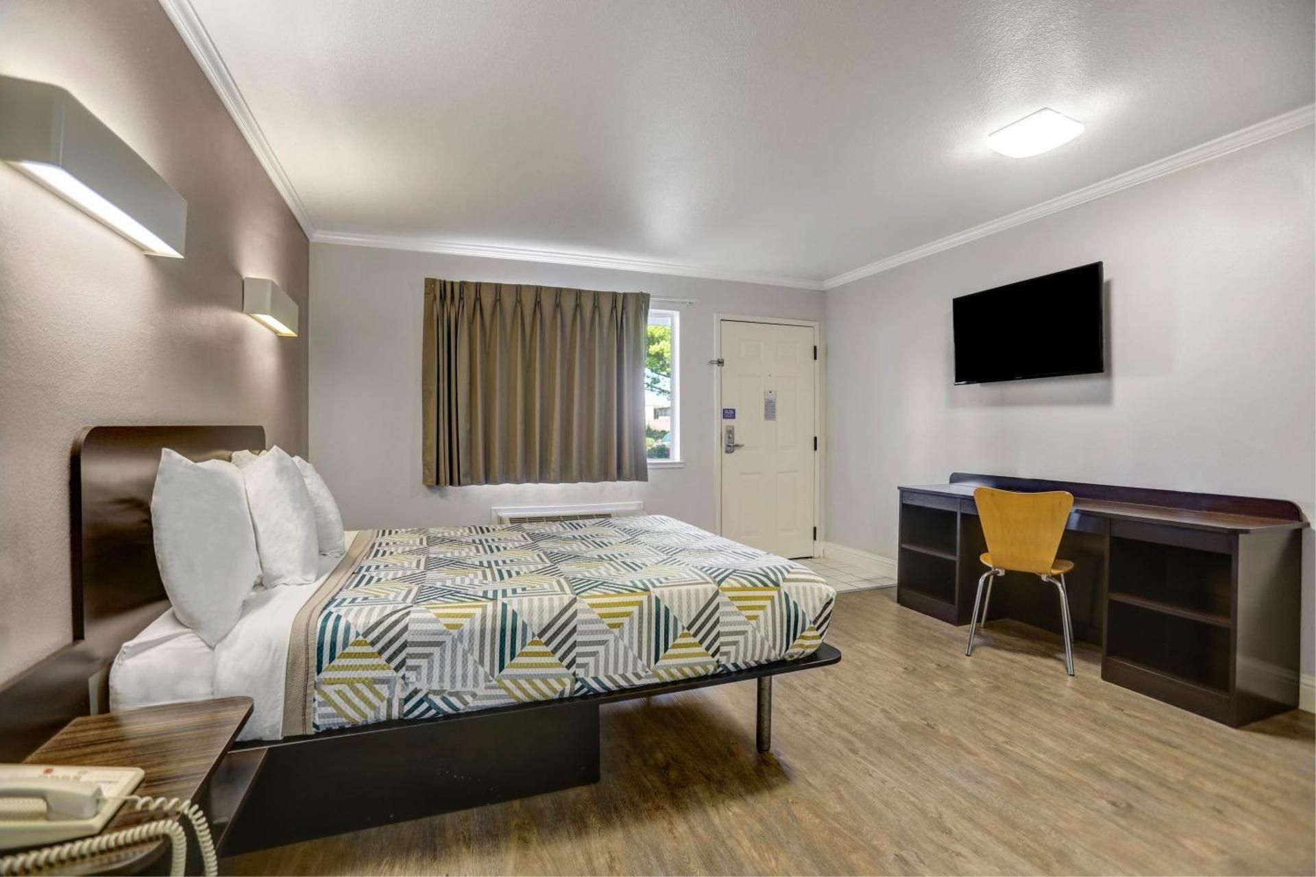 Queen Room - Disability Access - Non-Smoking