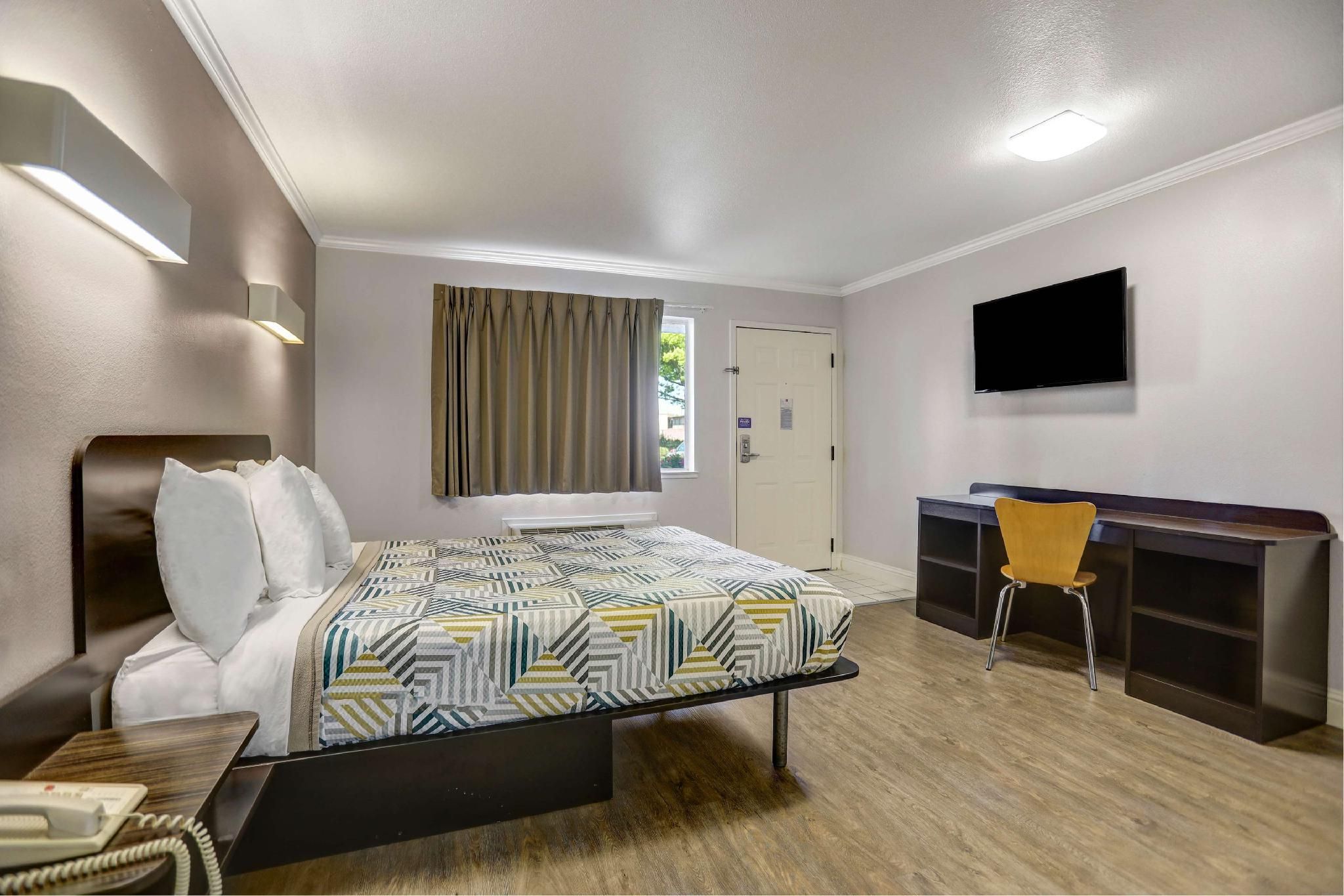1 Queen Bed | Mobility Accessible Tub Nsmk