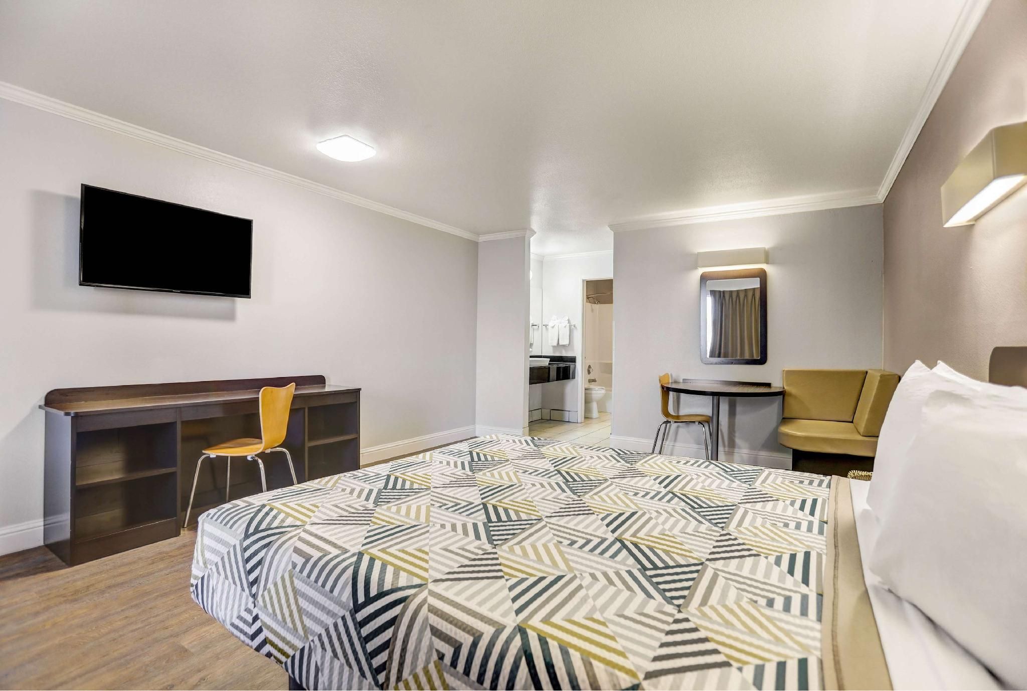 Motel 6 Lodi, CA 1 QUEEN BED | NON-SMOKING 3