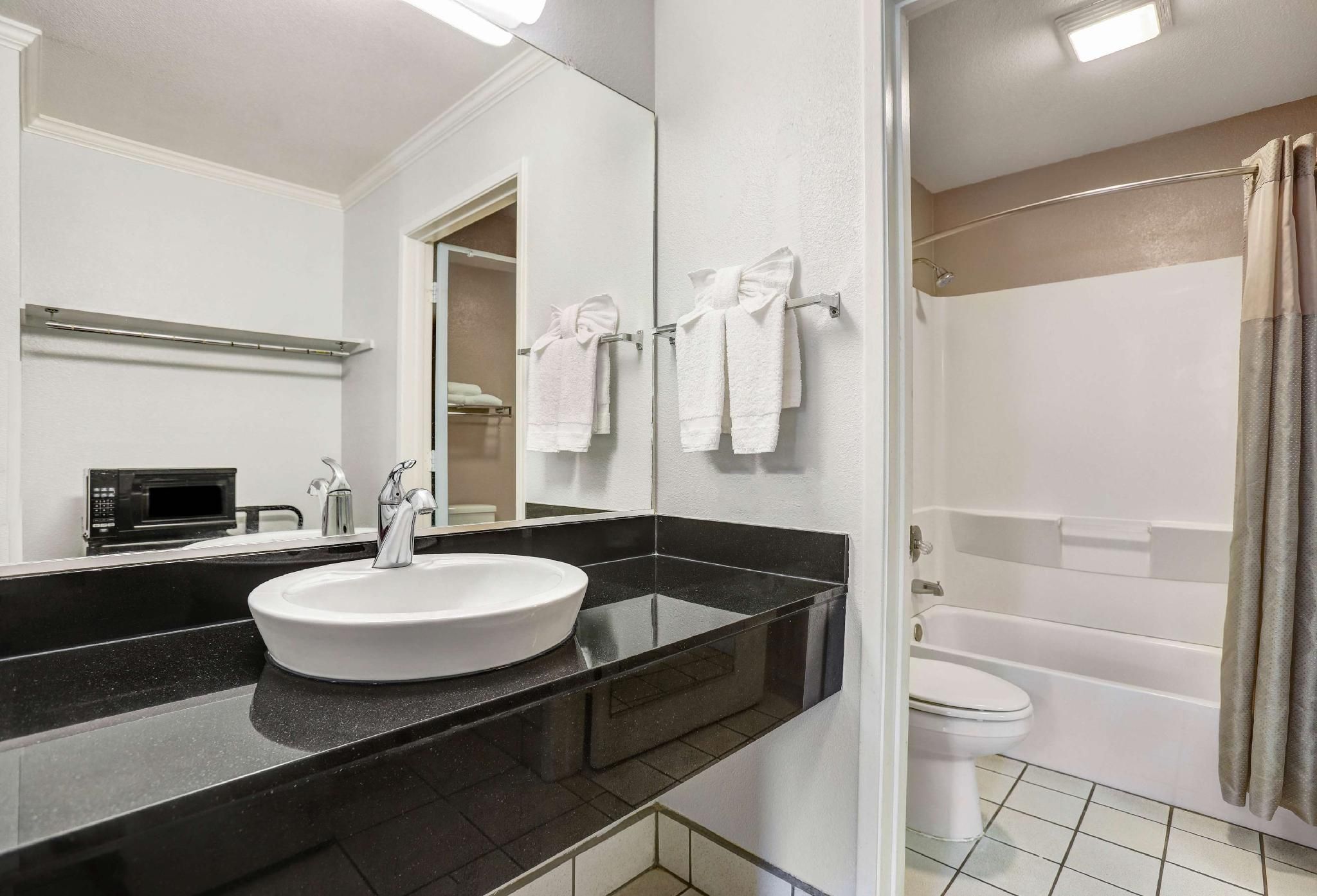 1 King Bed | Non-Smoking