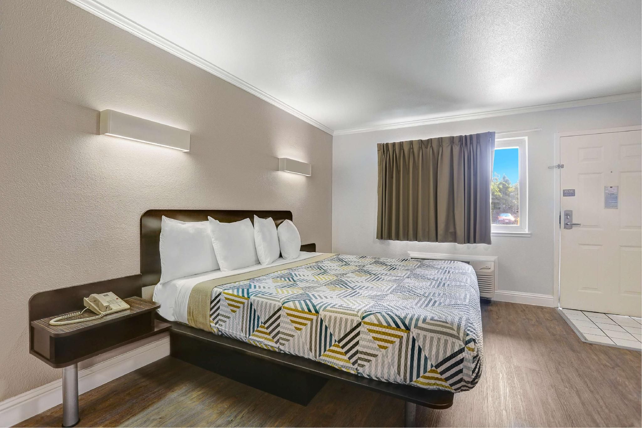 Motel 6 Lodi, CA 1 King Bed | Non-Smoking, Hot Tub 3