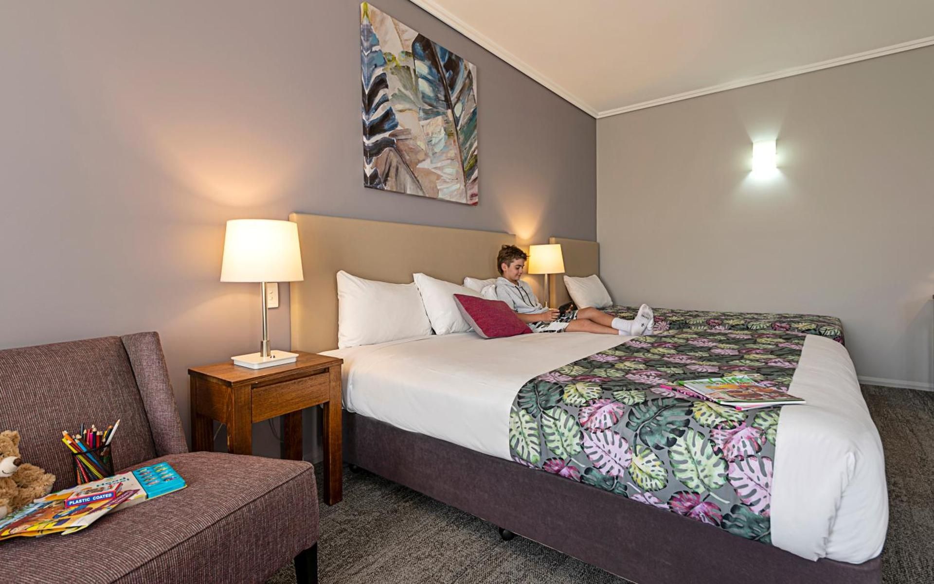 Coachman's Inn Warwick Family Room with Spa Bath 2