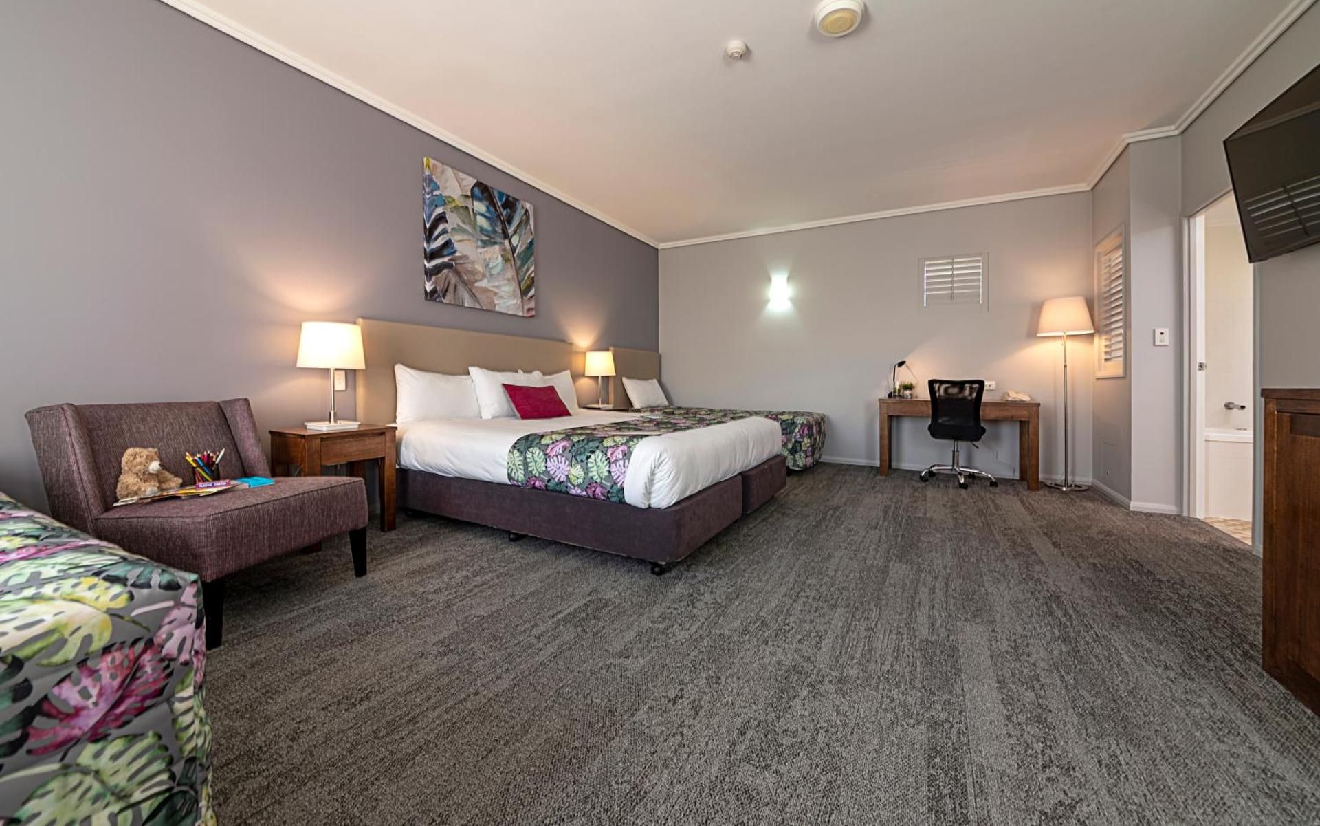 Coachman's Inn Warwick Family Room with Spa Bath