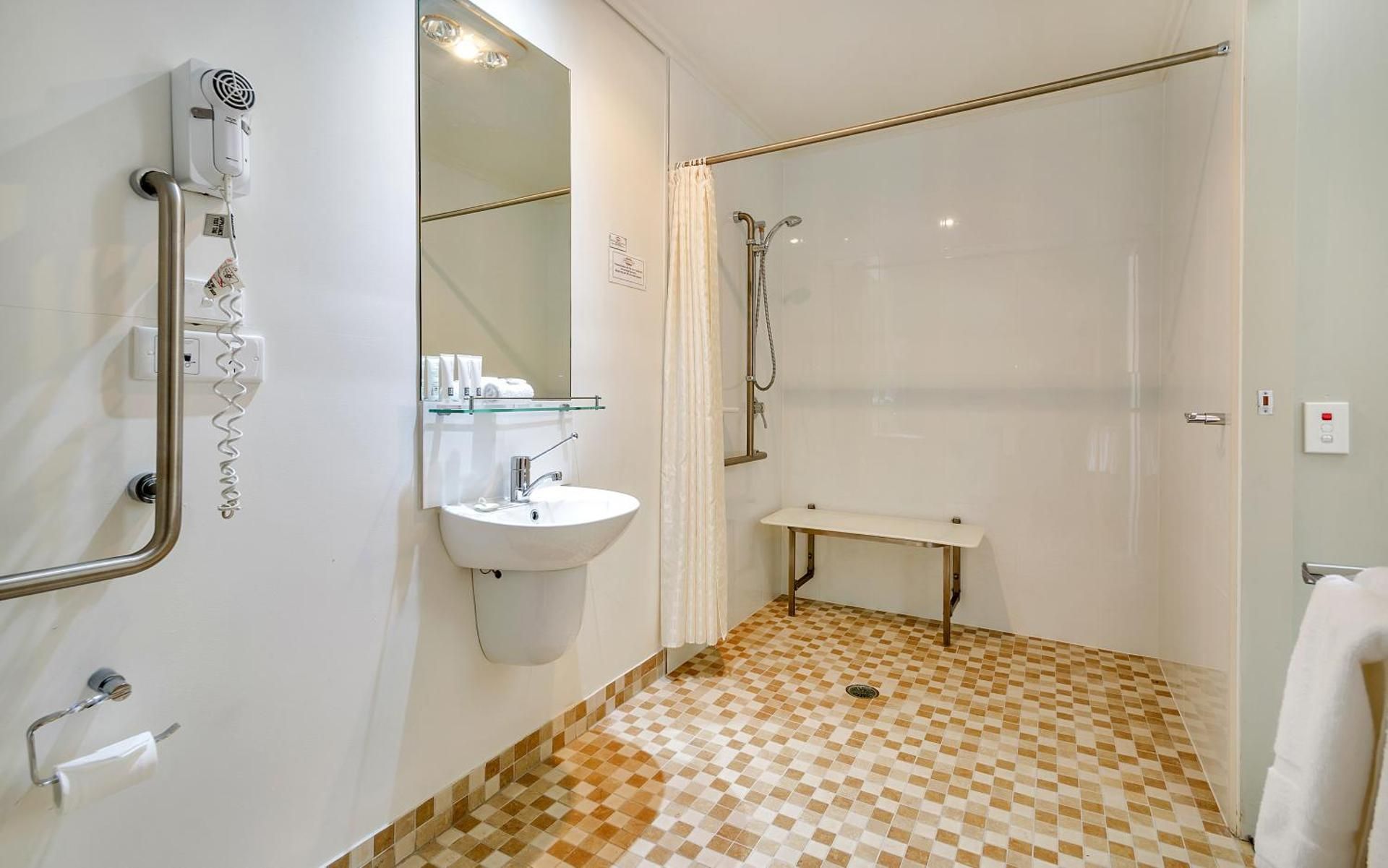 Coachman's Inn Warwick Standard Queen Accessible 2