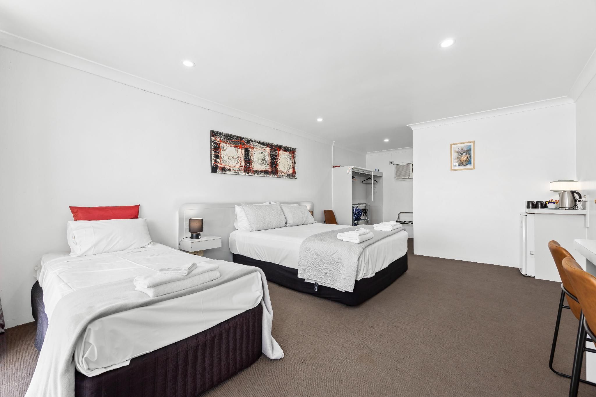 Alexander Motel Queen Double with a Single Bed 2