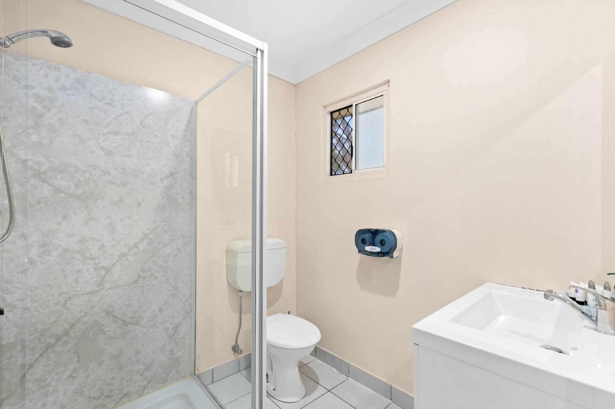 Alexander Motel Queen Double with a Single Bed 3