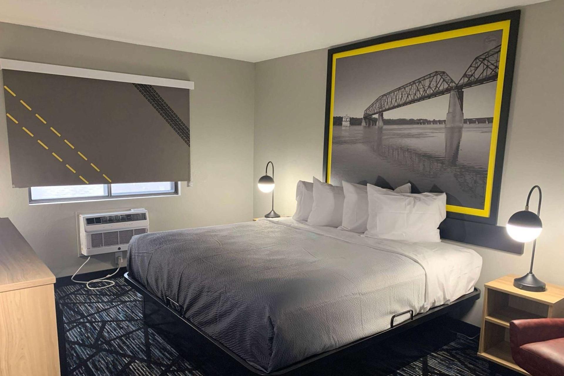 Super 8 by Wyndham Kirksville-University Area   1 King Bed, Mobility Accessible Room, Bathtub w/ Grab Bars, Non-Smoking 2