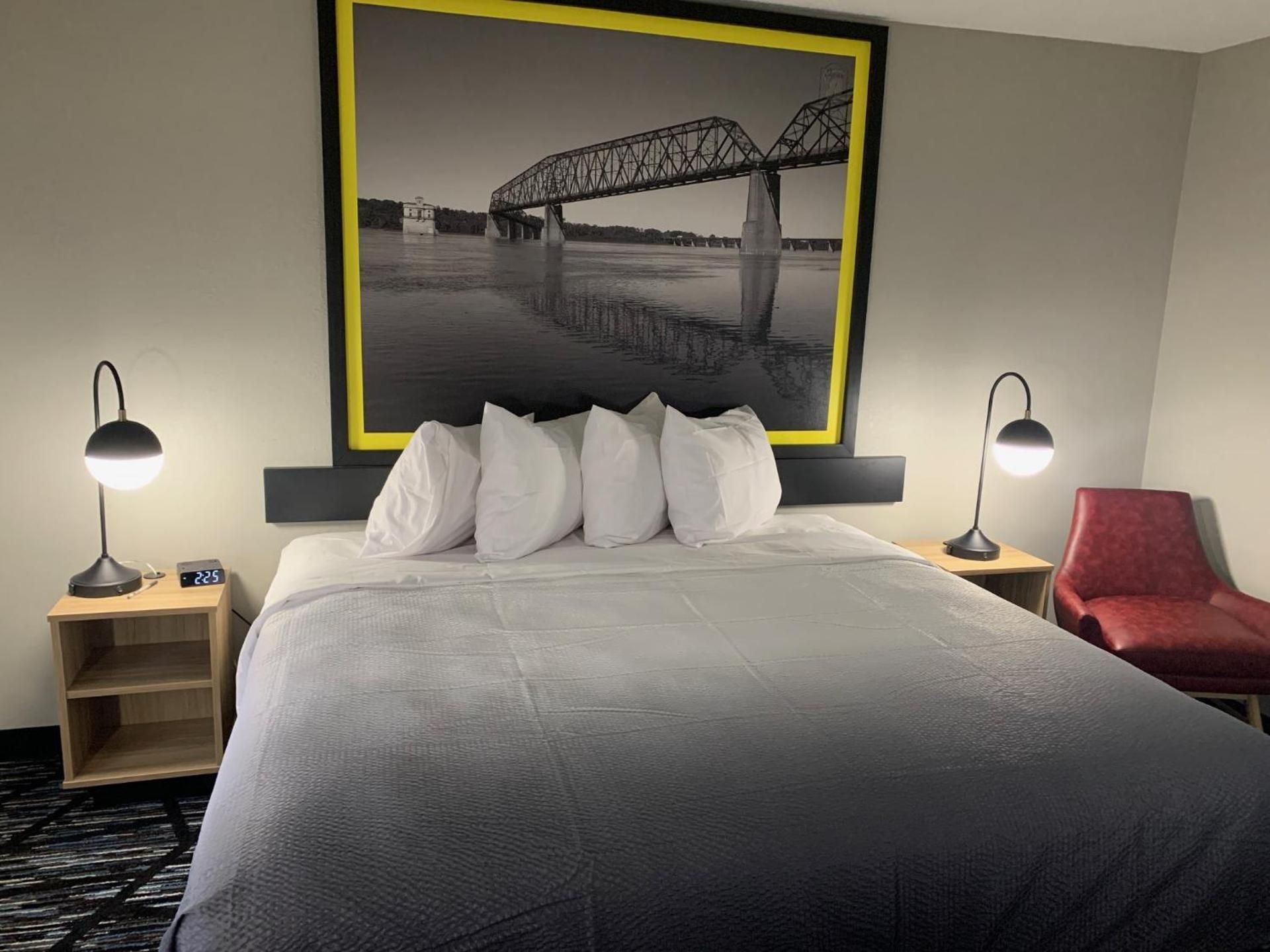 Super 8 by Wyndham Kirksville-University Area   1 King Bed, Mobility Accessible Room, Bathtub w/ Grab Bars, Non-Smoking