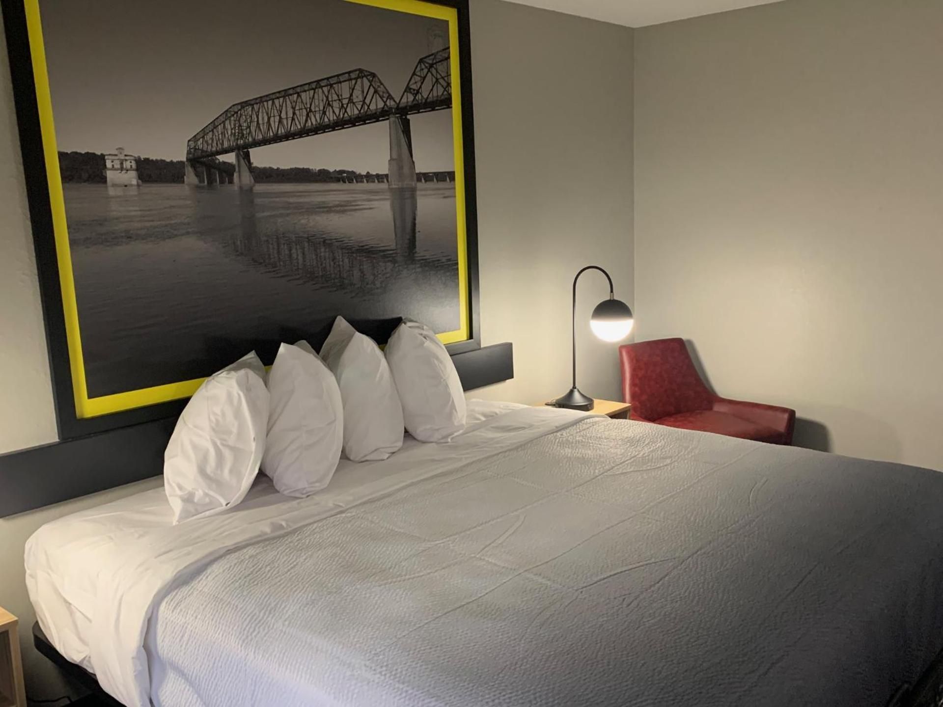 Super 8 by Wyndham Kirksville-University Area   1 King Bed, Mobility Accessible Room, Bathtub w/ Grab Bars, Non-Smoking 3