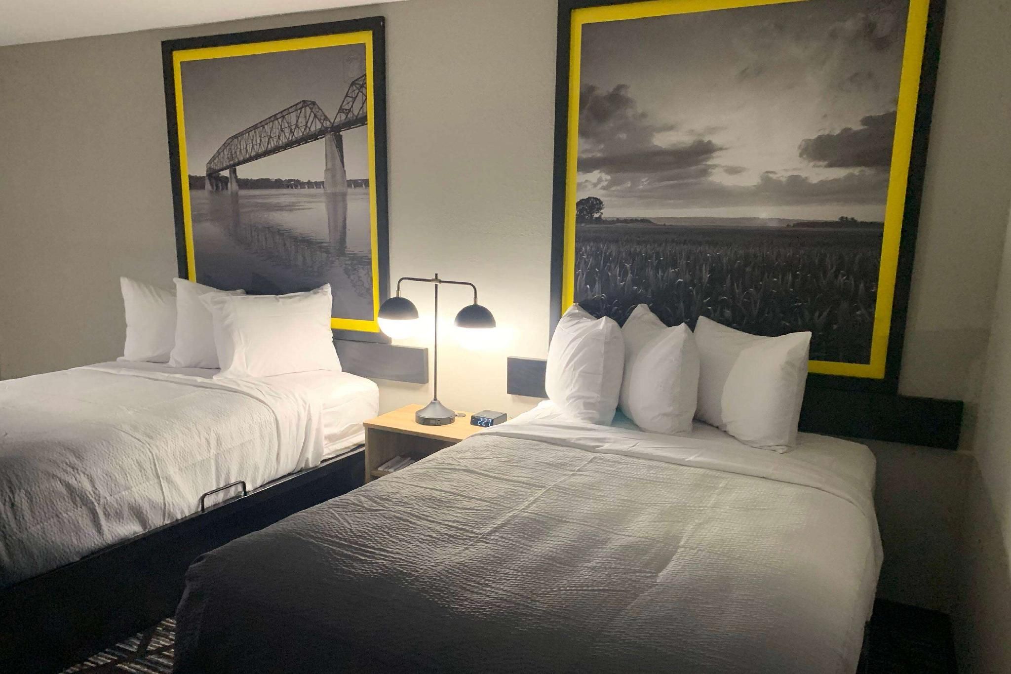 Super 8 by Wyndham Kirksville-University Area   2 Double Beds, Non-Smoking