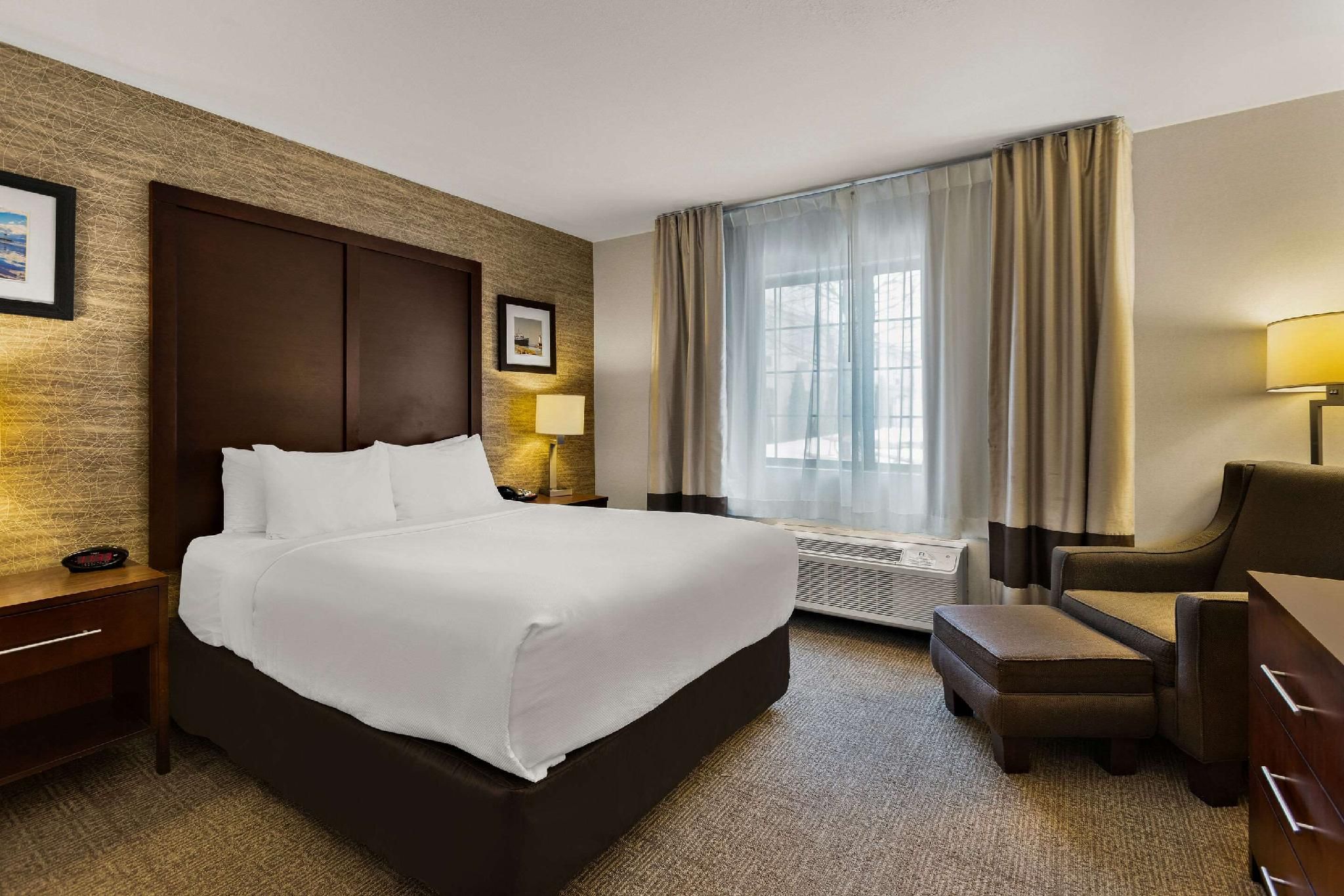 1 Queen Bed, Suite, Nonsmoking, Upgrade