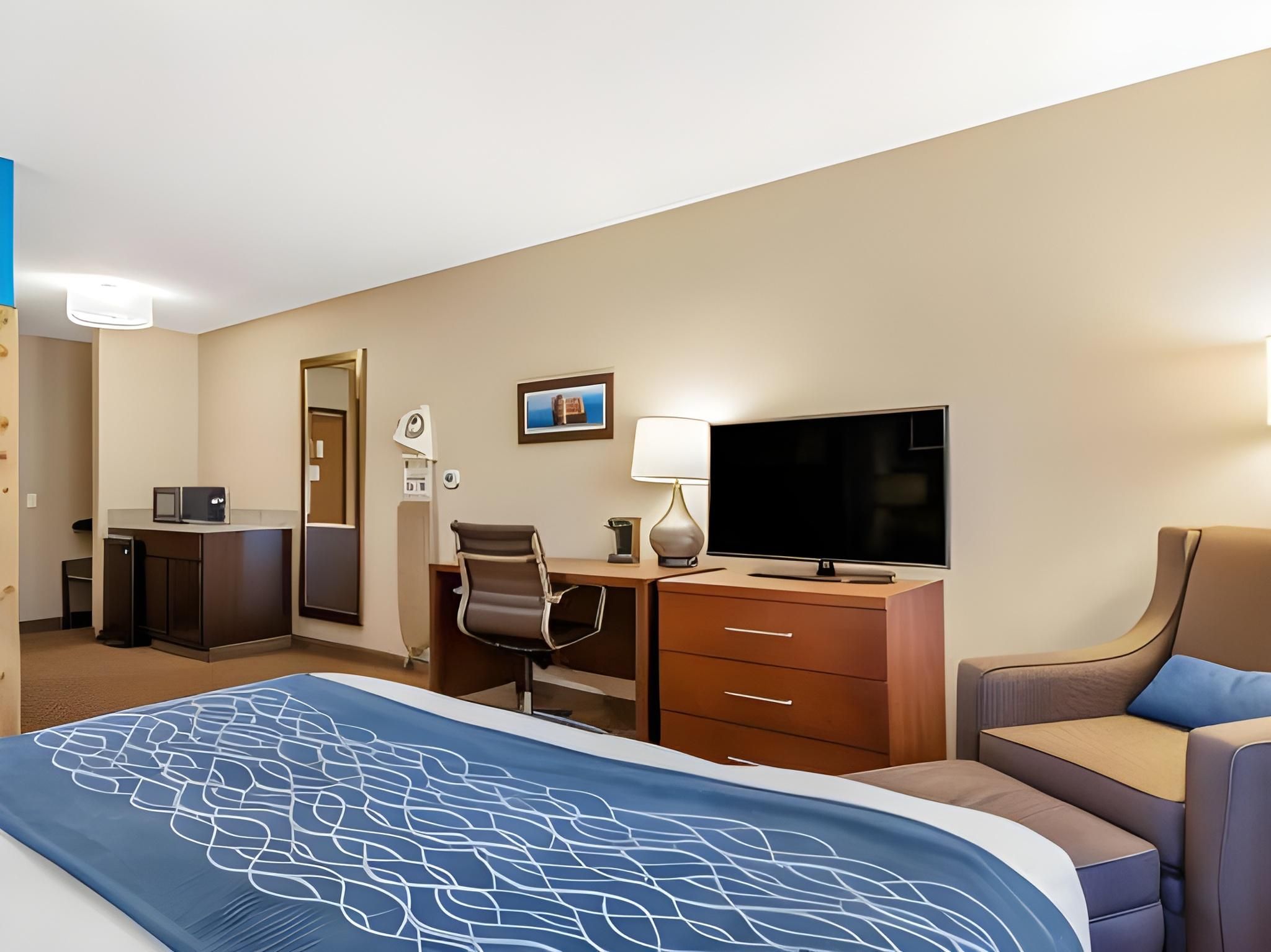 1 Queen Bed, Suite, Nonsmoking, Upgrade