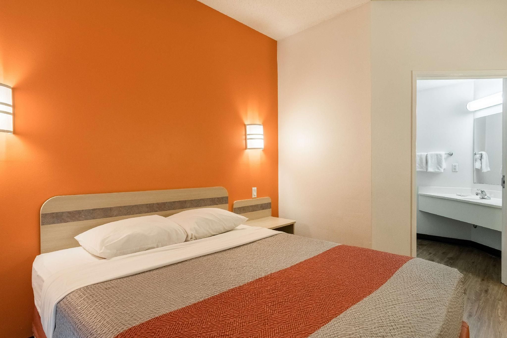 1 Queen Bed | Mobility Accessible Tub Nsmk