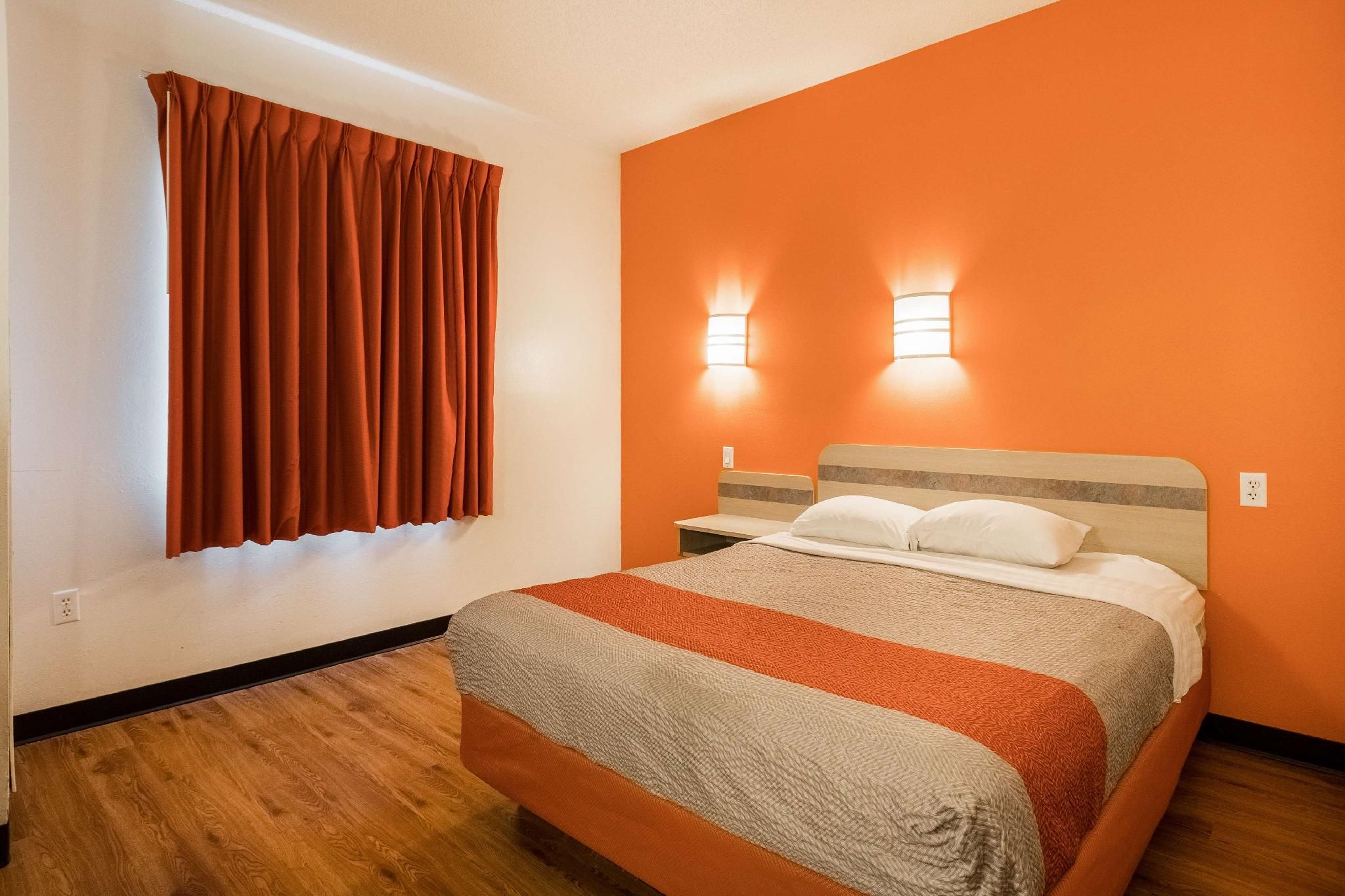 1 QUEEN BED | MOBILITY ACCESS RI SHWR NSMK