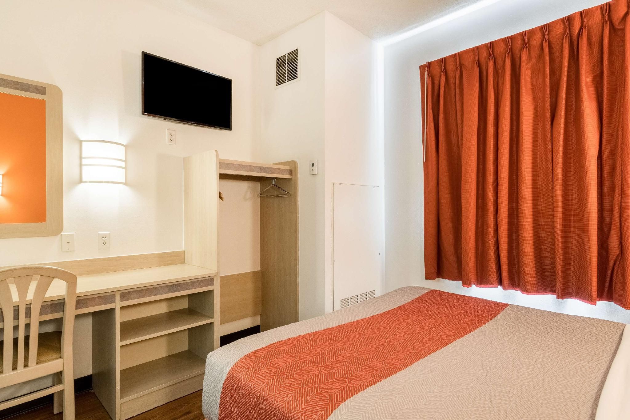 1 QUEEN BED | MOBILITY ACCESS RI SHWR NSMK