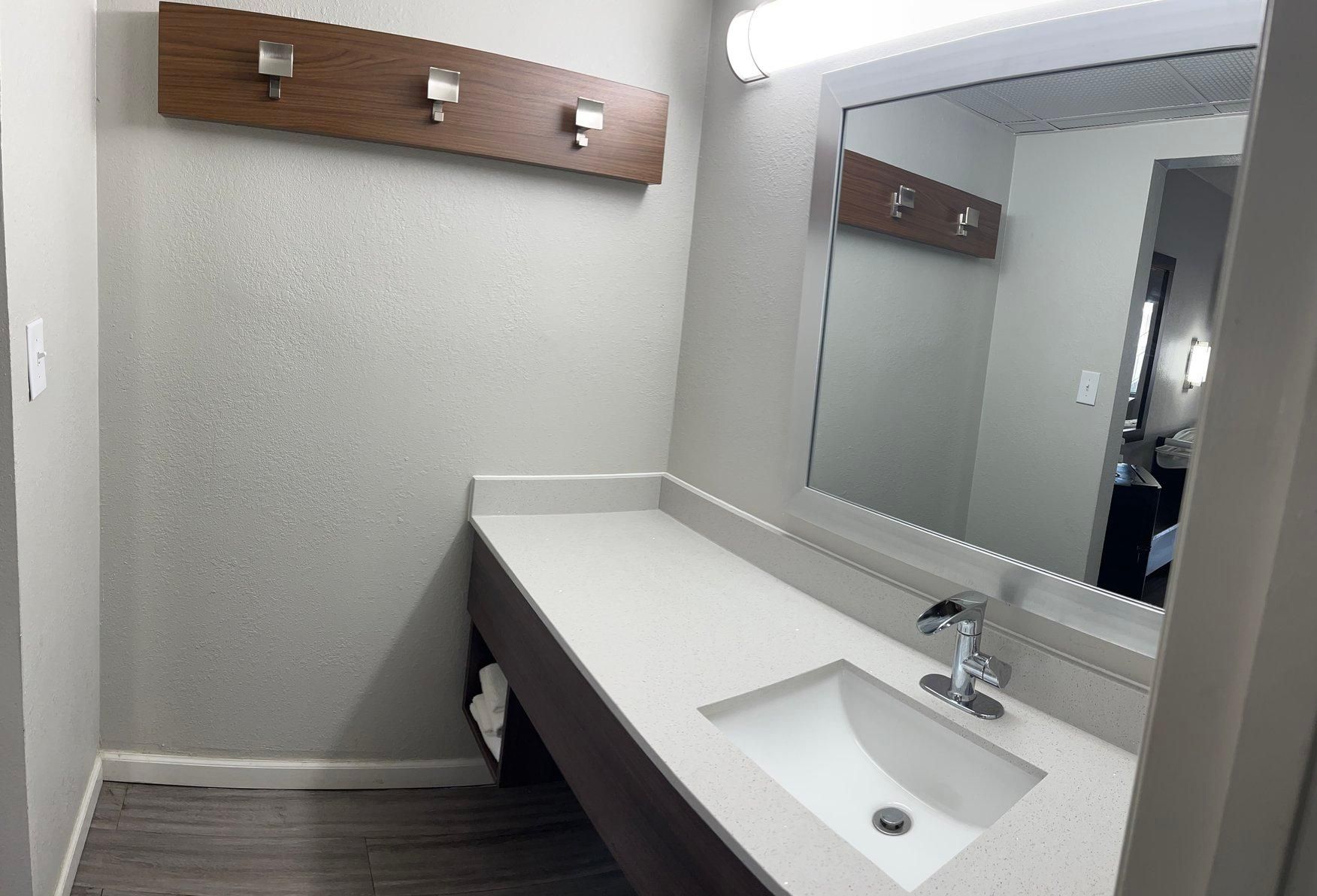 Red Roof Inn Rockingham Deluxe King Non-Smoking 3