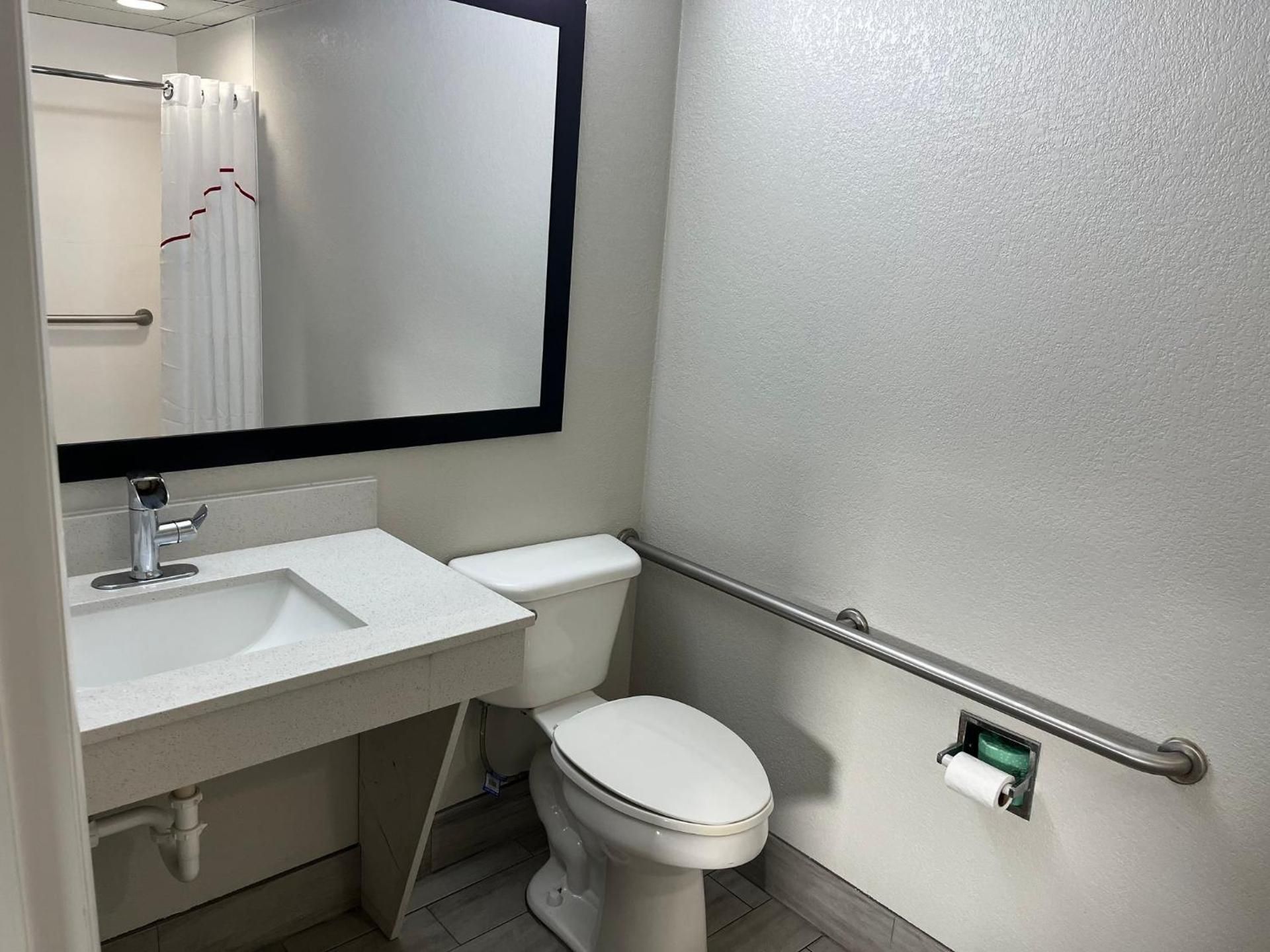 Red Roof Inn Rockingham Deluxe King Room Disability Access/Roll-In Shower Non-Smoking 2