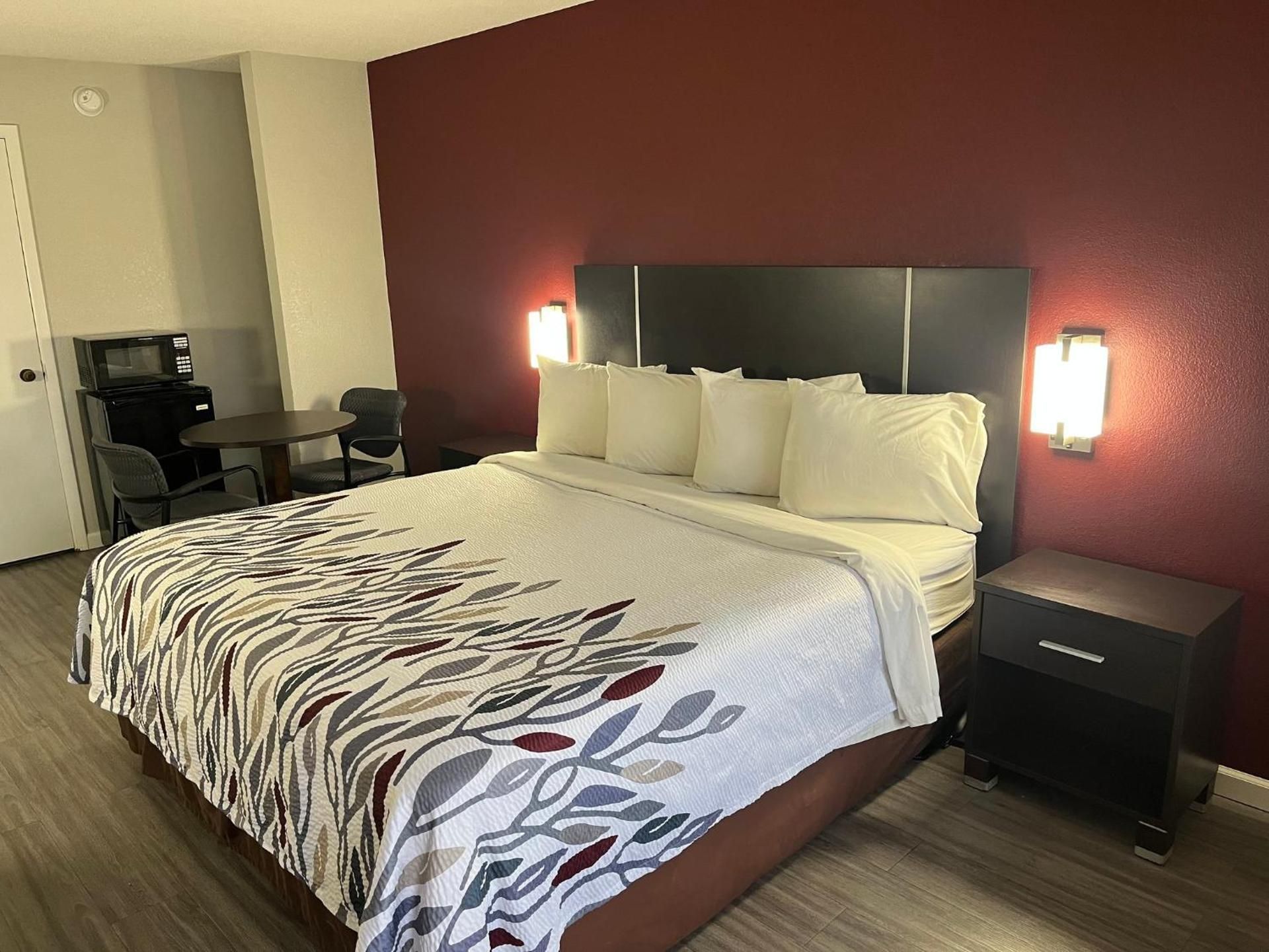 Red Roof Inn Rockingham Deluxe King Room Disability Access/Roll-In Shower Non-Smoking