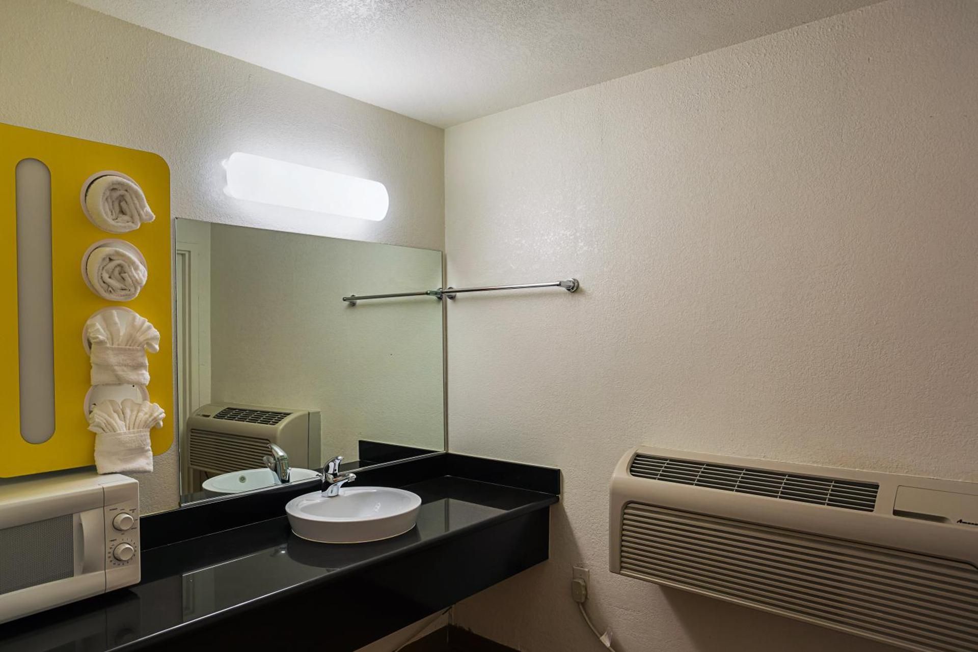 Motel 6 Wenatchee, WA Queen Room - Disability Access - Non-Smoking 3