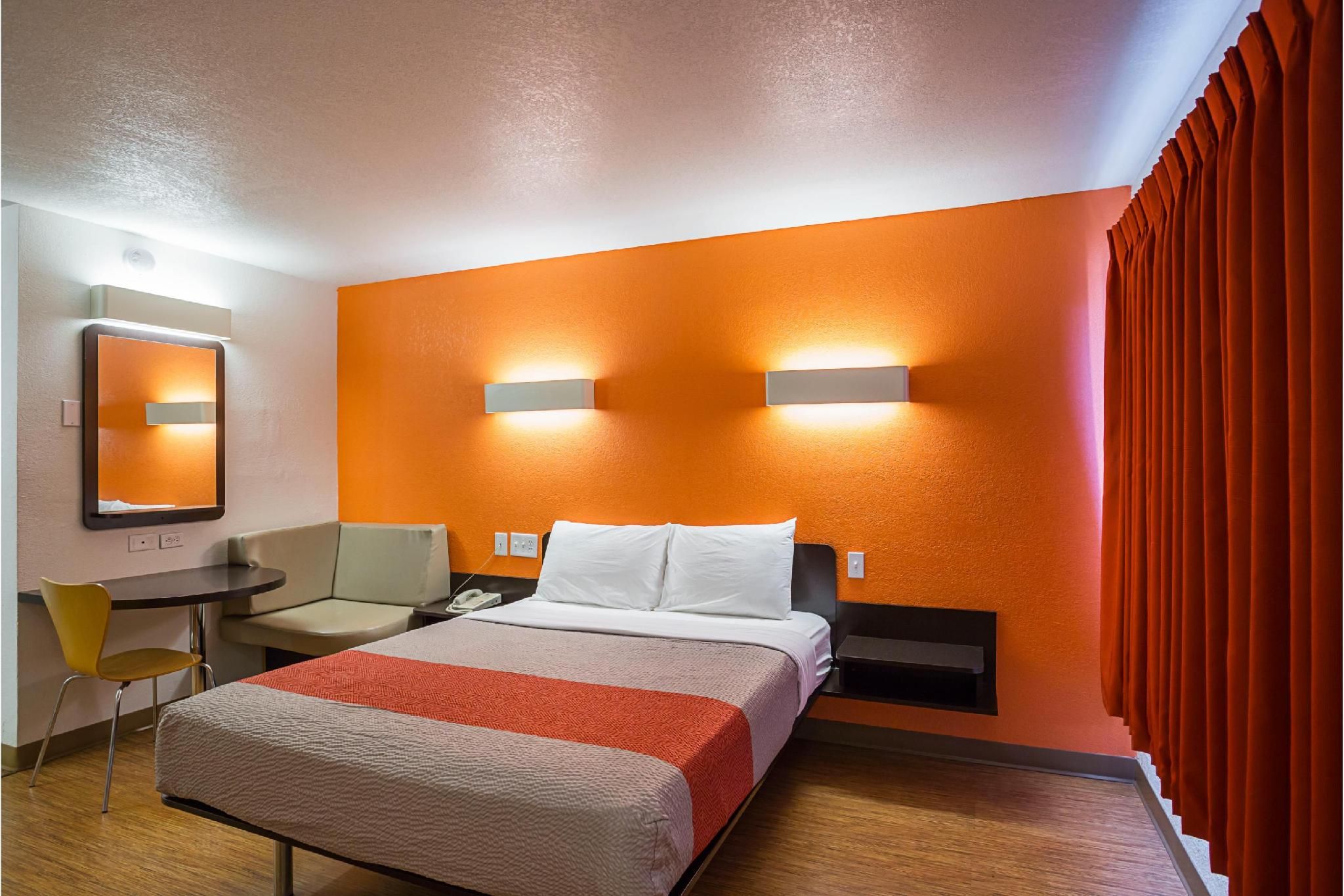 Motel 6 Wenatchee, WA 1 QB | MOBILITY ACCESS RI SHWR NSMK 2