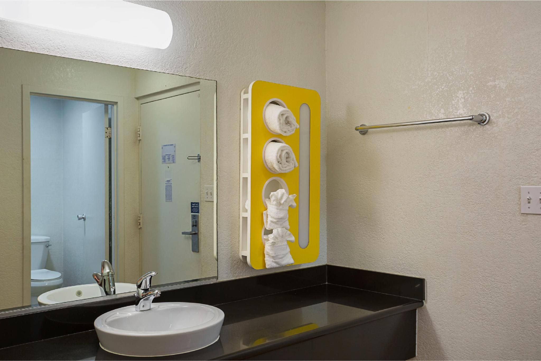 Motel 6 Wenatchee, WA 1 QB | MOBILITY ACCESS RI SHWR NSMK 3