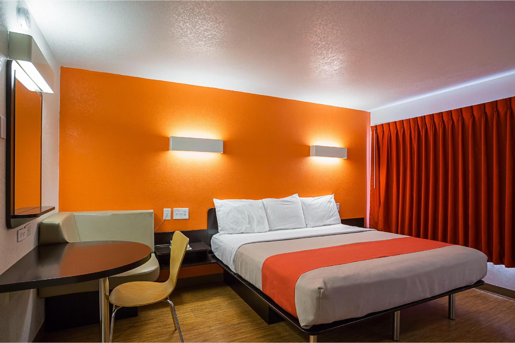 Motel 6 Wenatchee, WA 1 QB | MOBILITY ACCESS RI SHWR NSMK