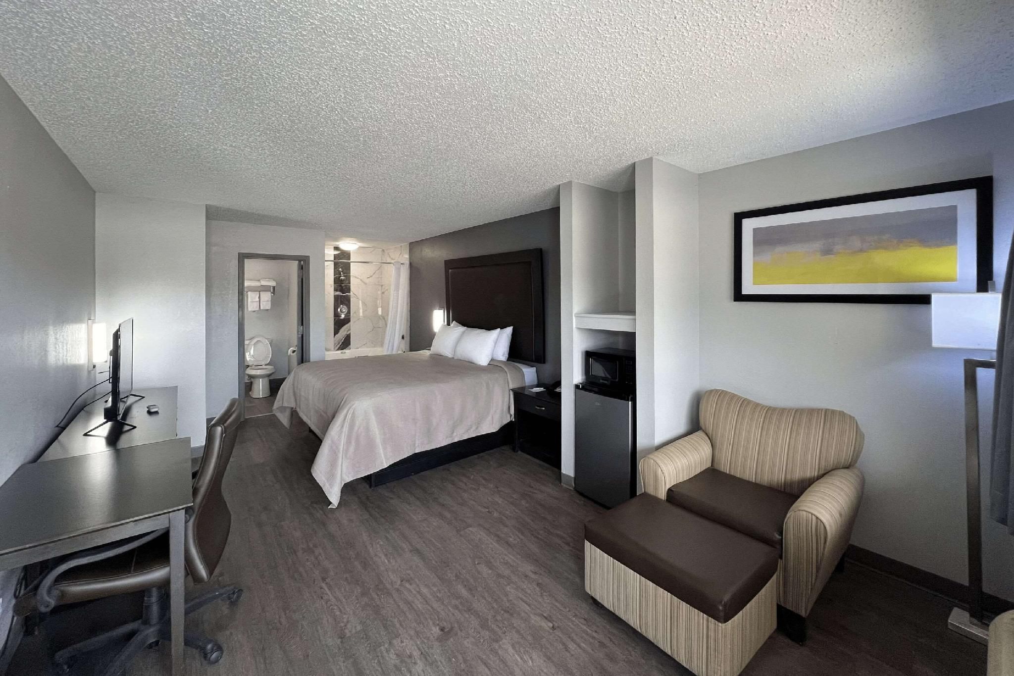 1 King Bed, Nonsmoking, Accessible