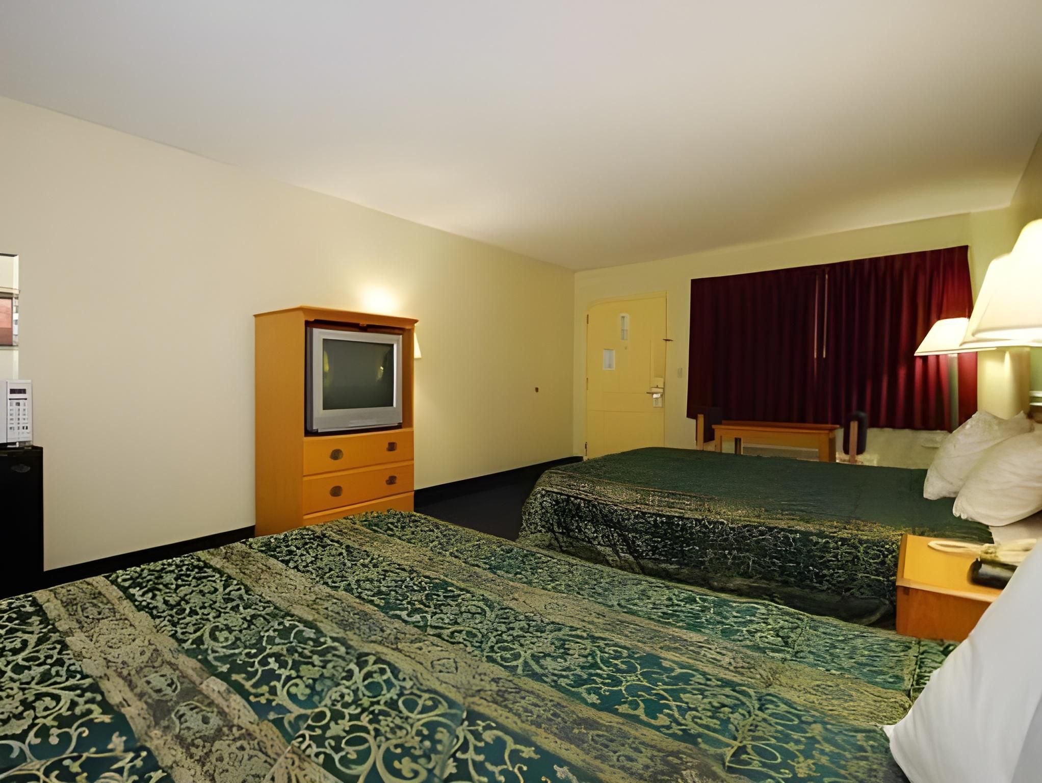 Queen with 2 Queen Beds - Non-Smoking