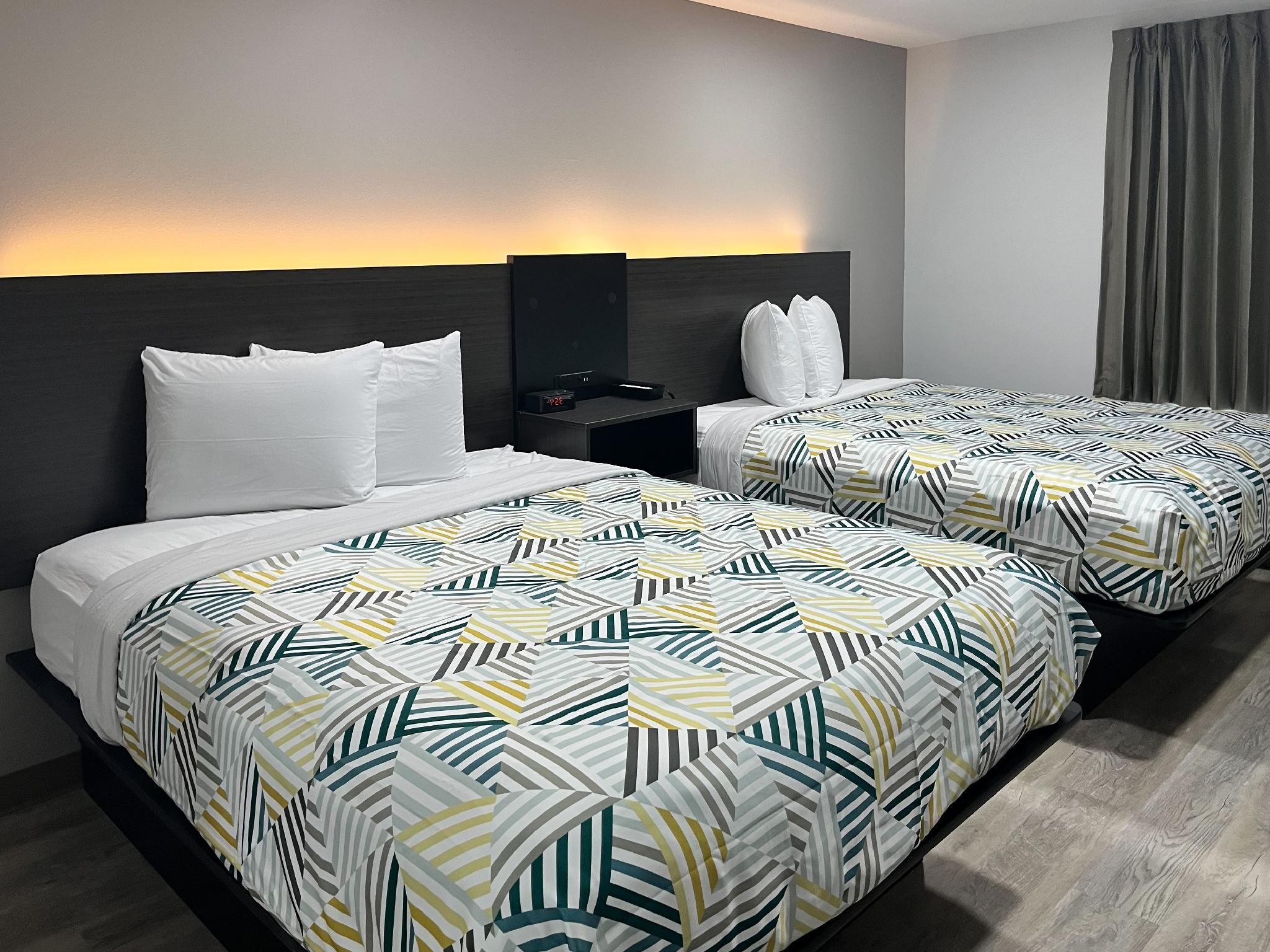 2 Queen Beds | Mobil Access Tub Nsmk Kitchen