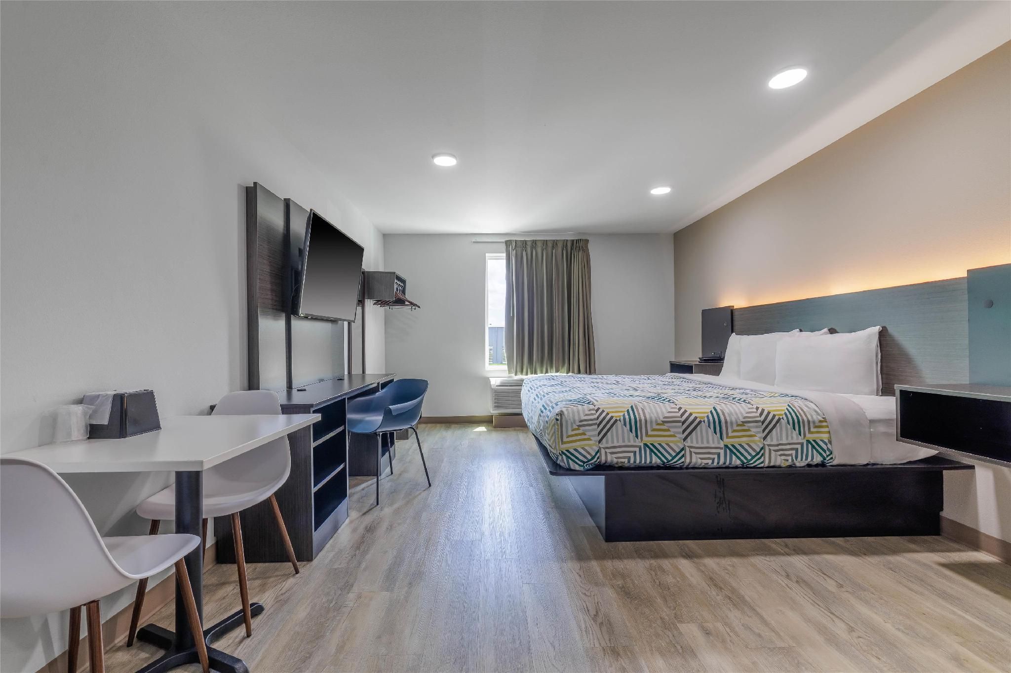 1 King Bed | Non-Smoking, Micfridge