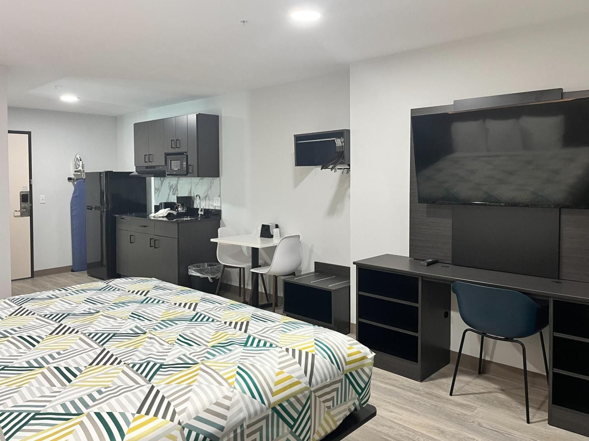 1 King Bed | Non-Smoking, Kitchen