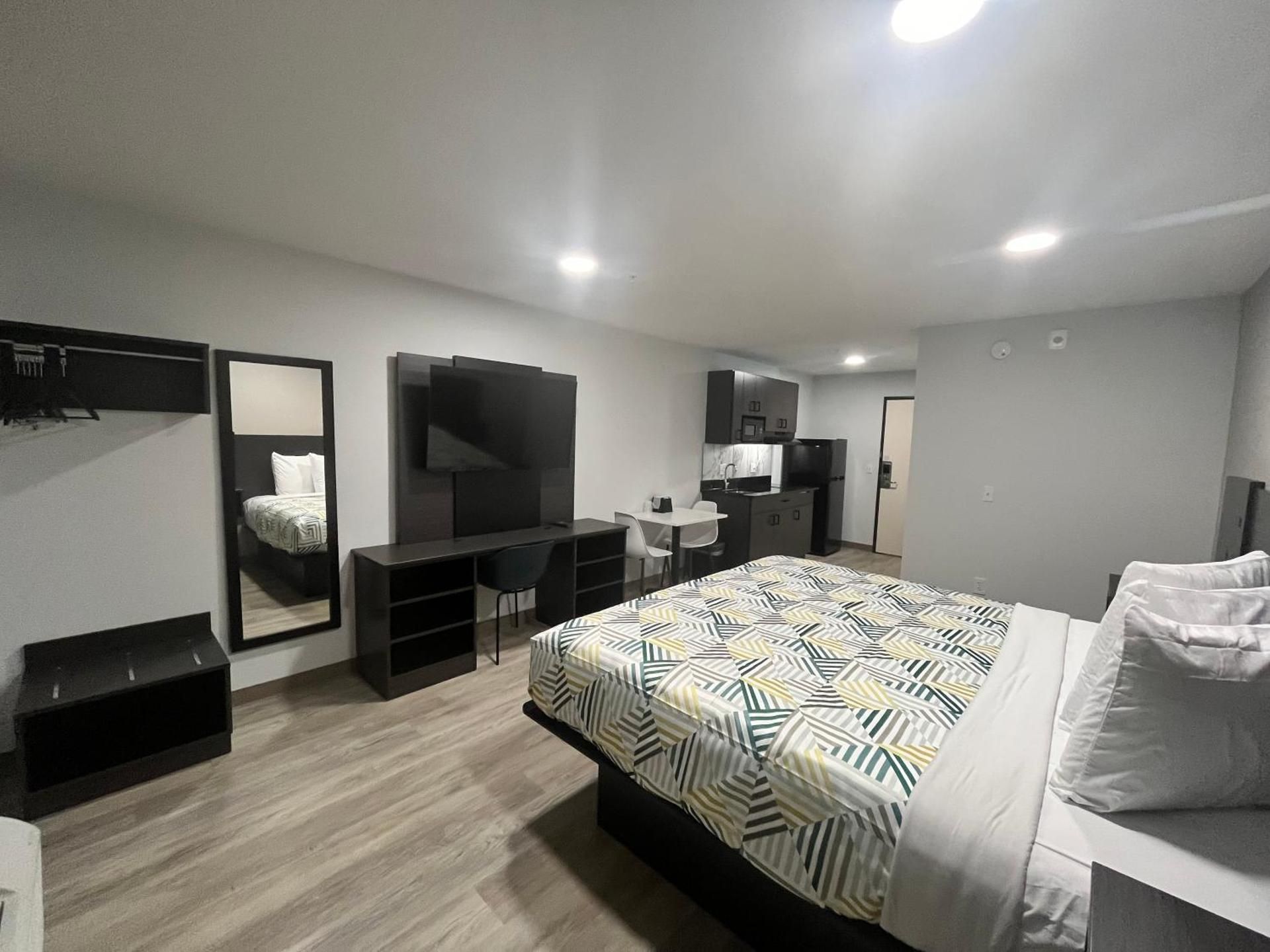 1 King Bed | Non-Smoking, Kitchen