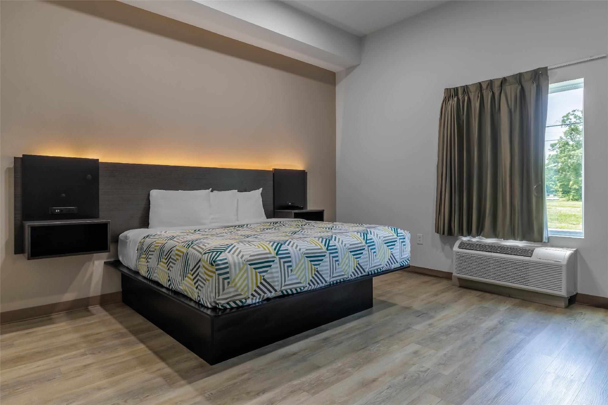 1 King Bed | Mob Acc RI Shwr Nsmk Micfridg