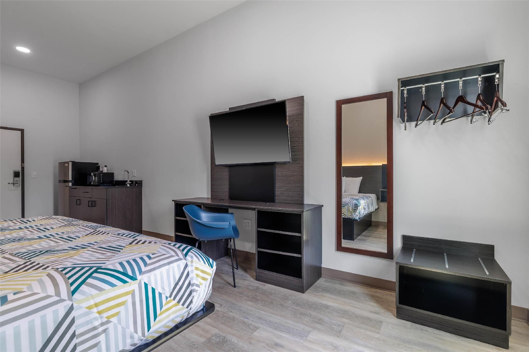 1 King Bed | Mob Acc RI Shwr Nsmk Micfridg