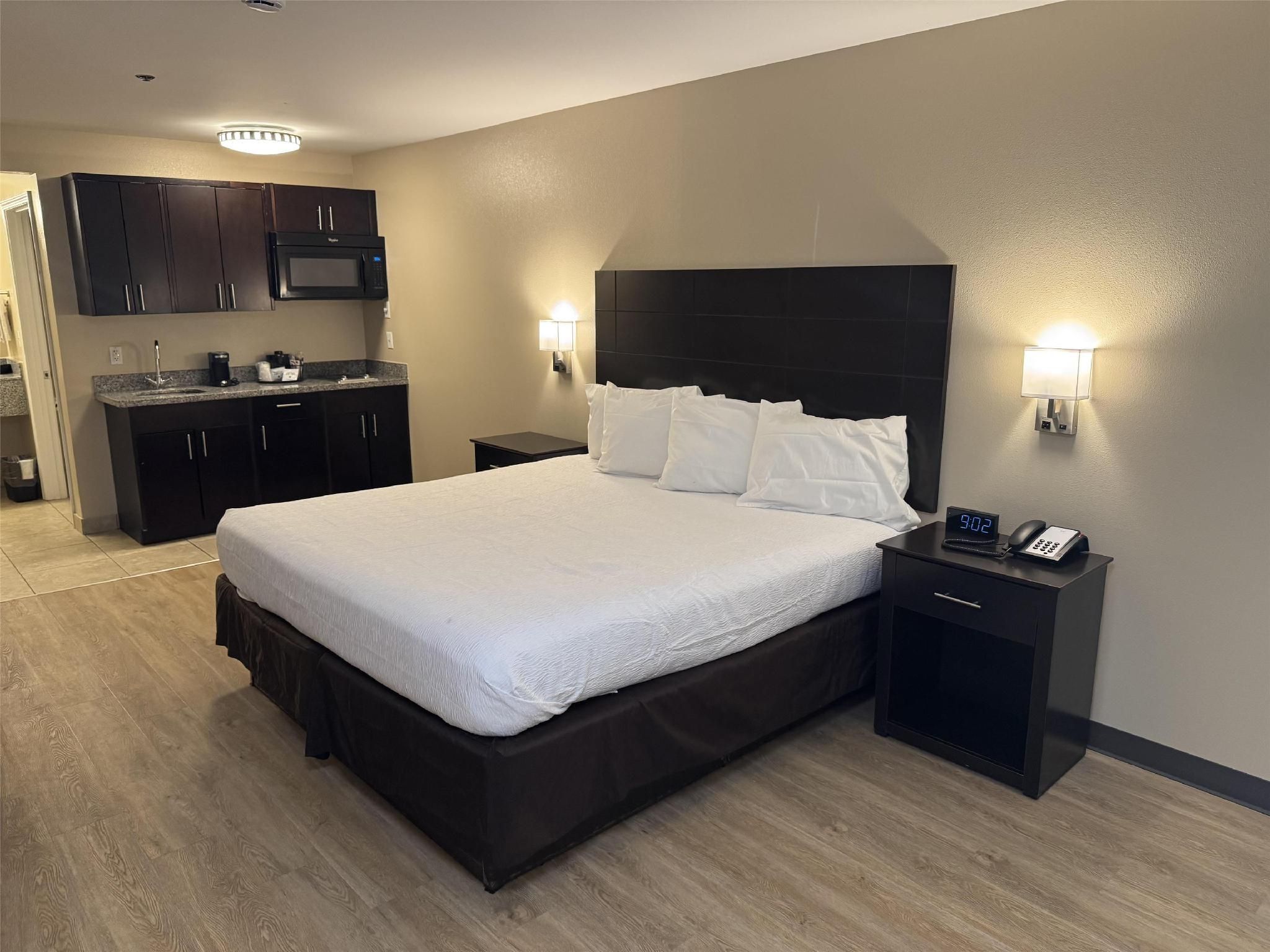 ACCESSIBLE - 1 KING MOBILITY ACCESSIBLE, BATHTUB, KITCHENETTE, NON-SMOKING