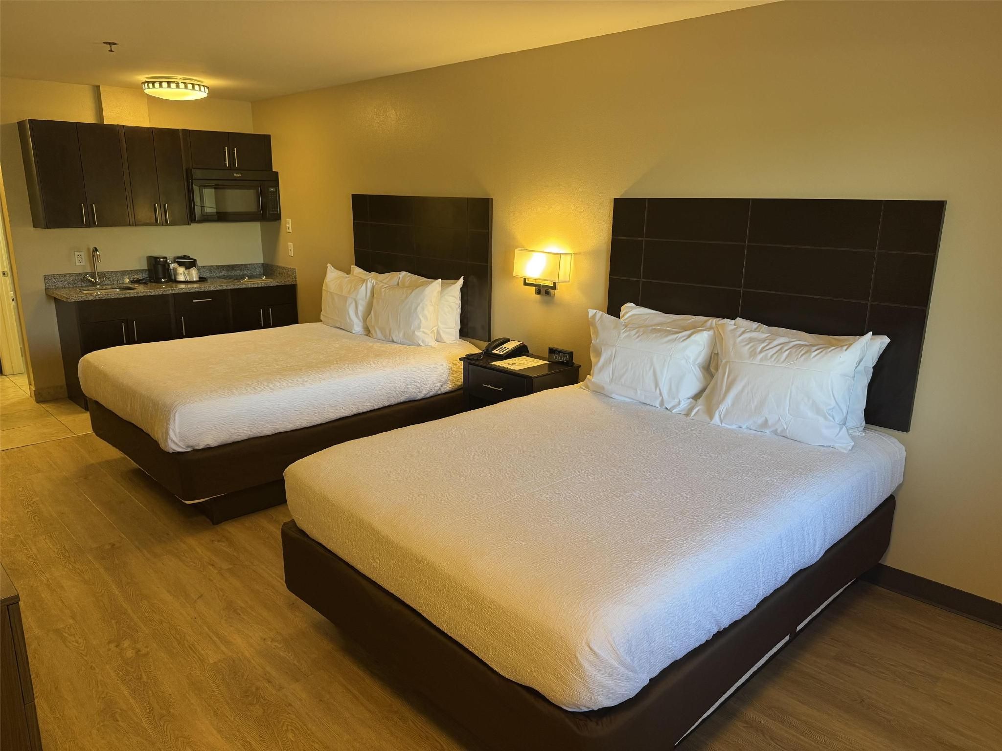 2 QUEEN BEDS, SMOKING, SECOND FLOOR, KITCHENETTE