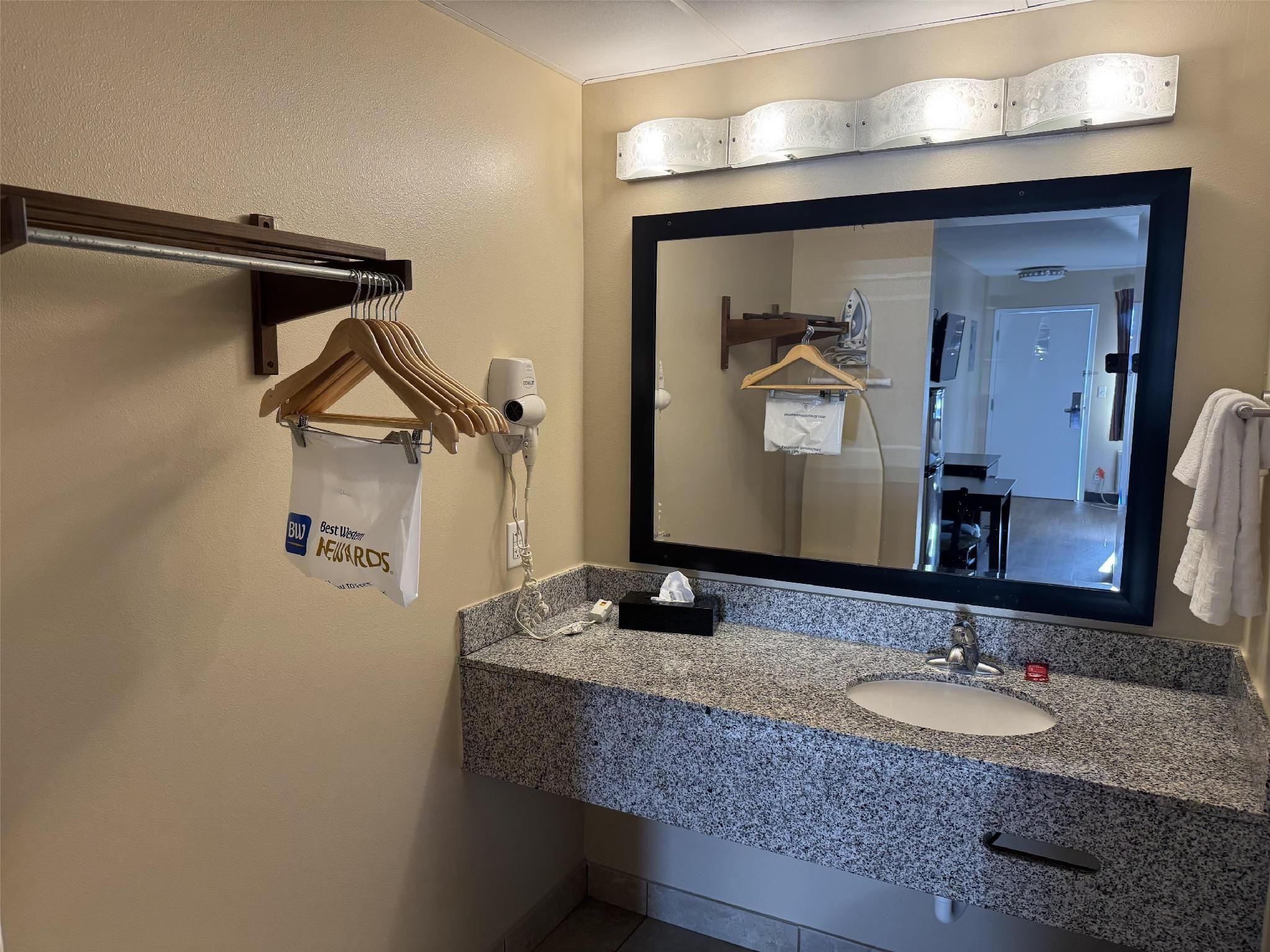 2 QUEEN BEDS, SMOKING, SECOND FLOOR, KITCHENETTE