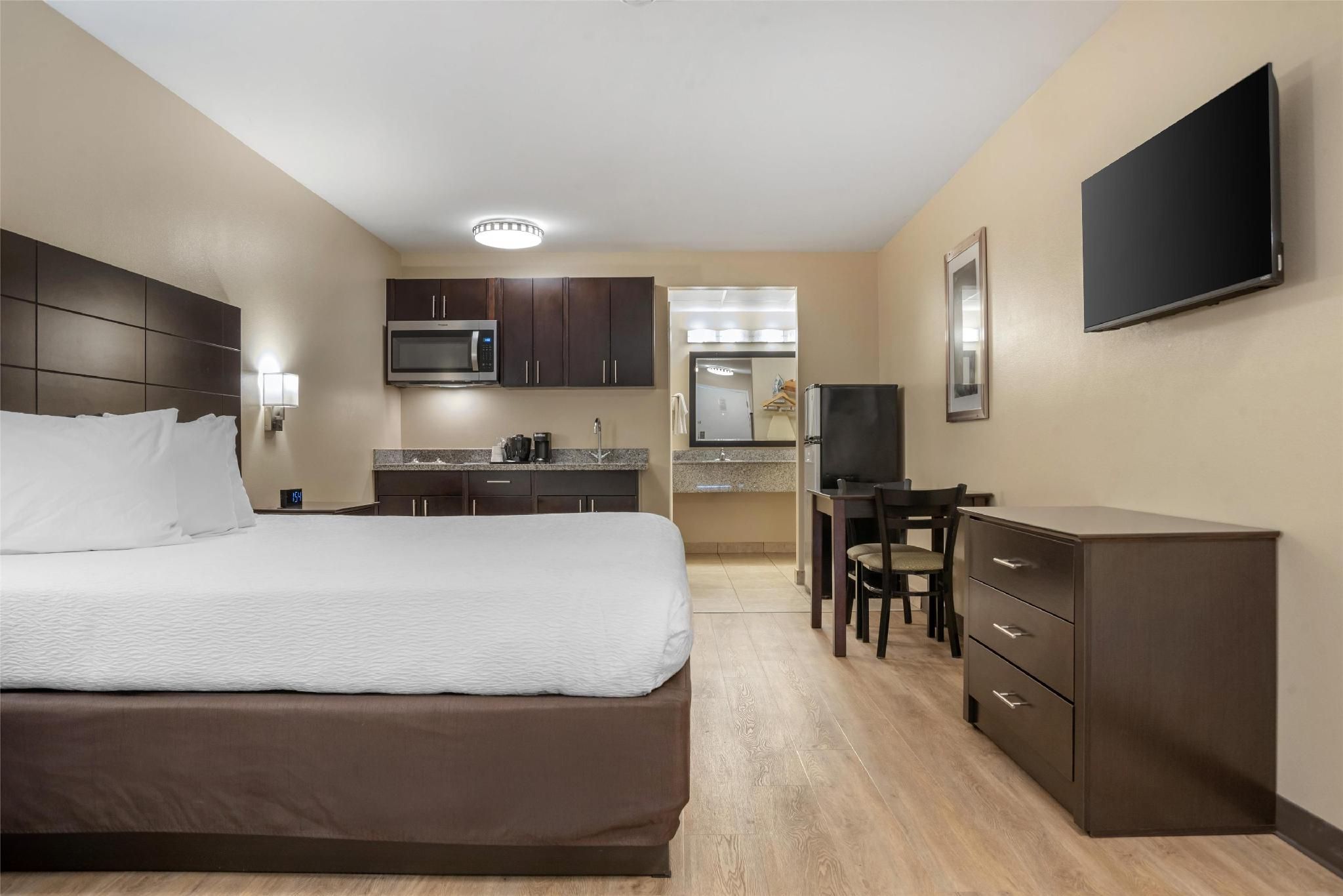 1 QUEEN BED, SMOKING, SECOND FLOOR