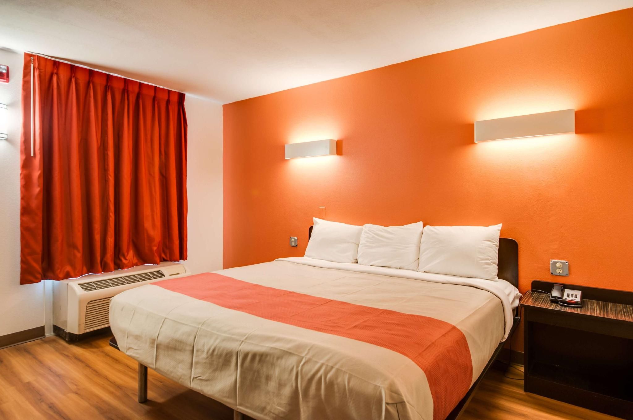 1 KING BED | MOBILITY ACCESSIBLE TUB, NSMK