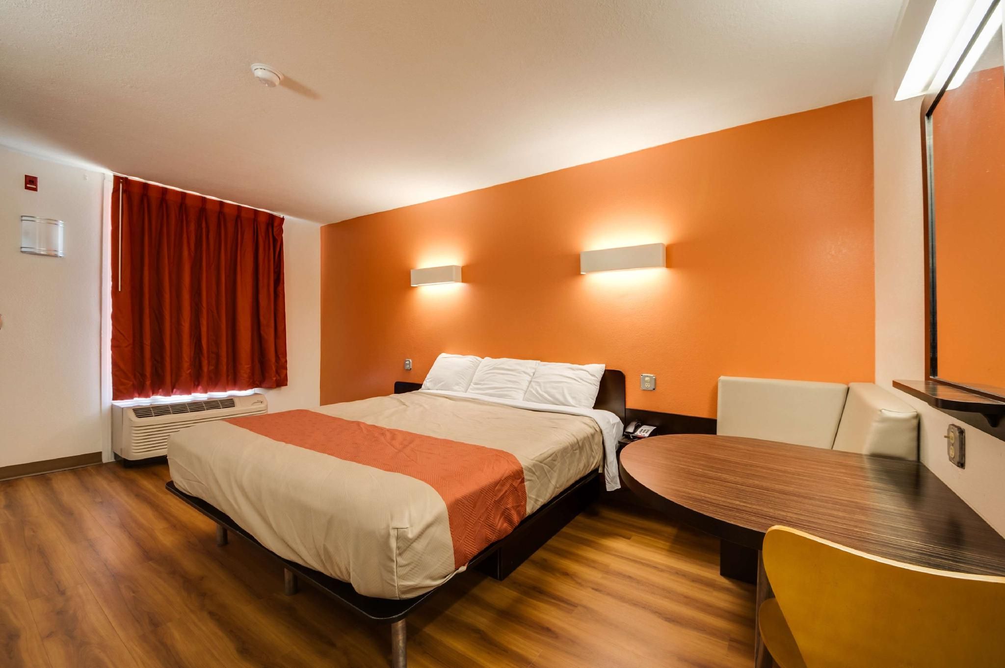 1 FULL BED | SMOKING