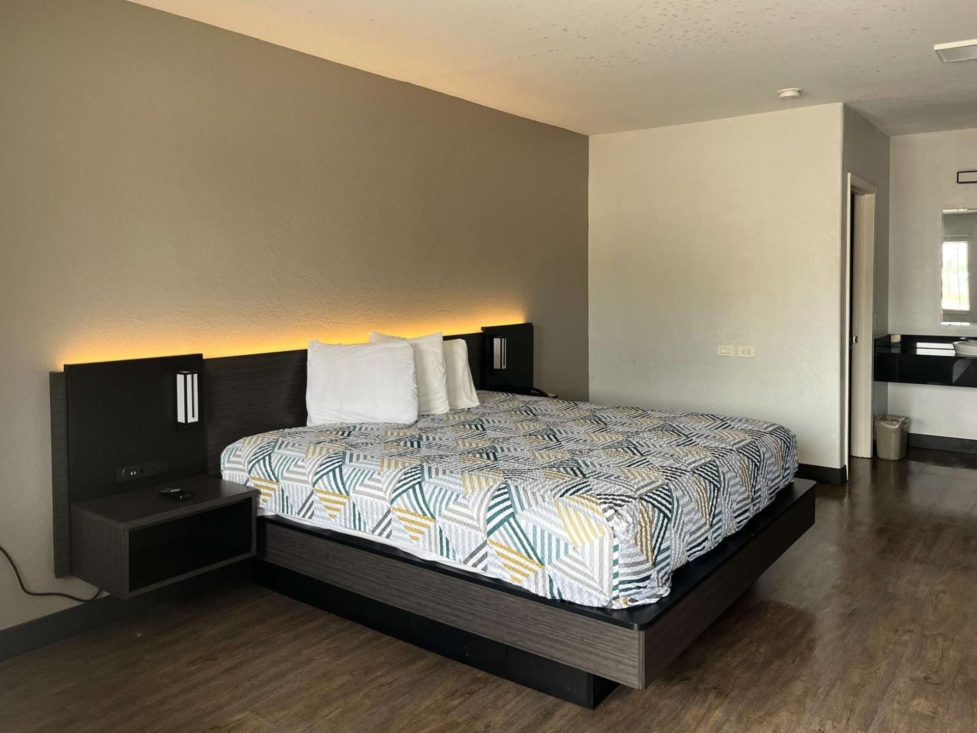 Motel 6 Seguin, TX King Room - Non-Smoking