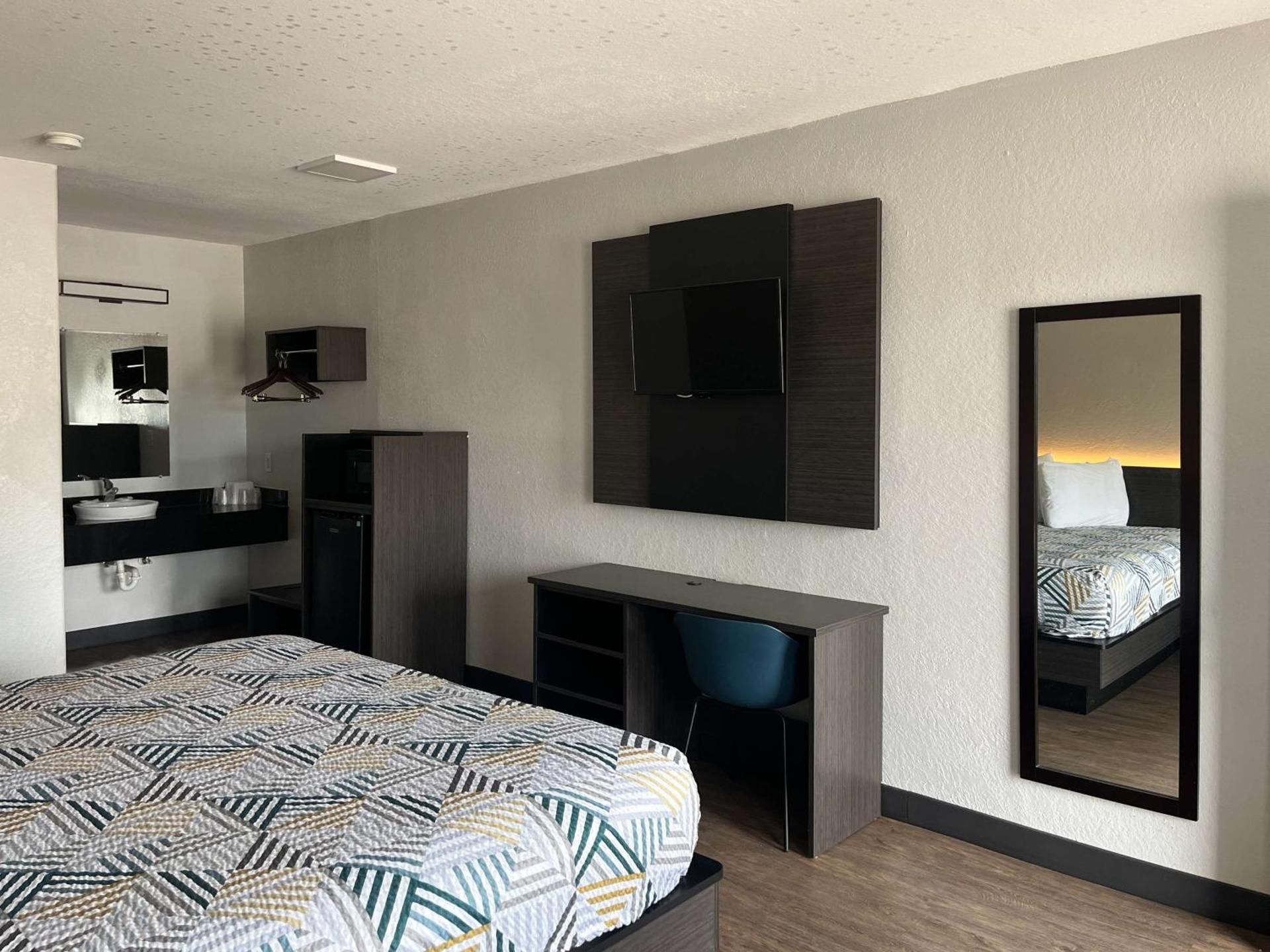 Motel 6 Seguin, TX King Room - Non-Smoking 3