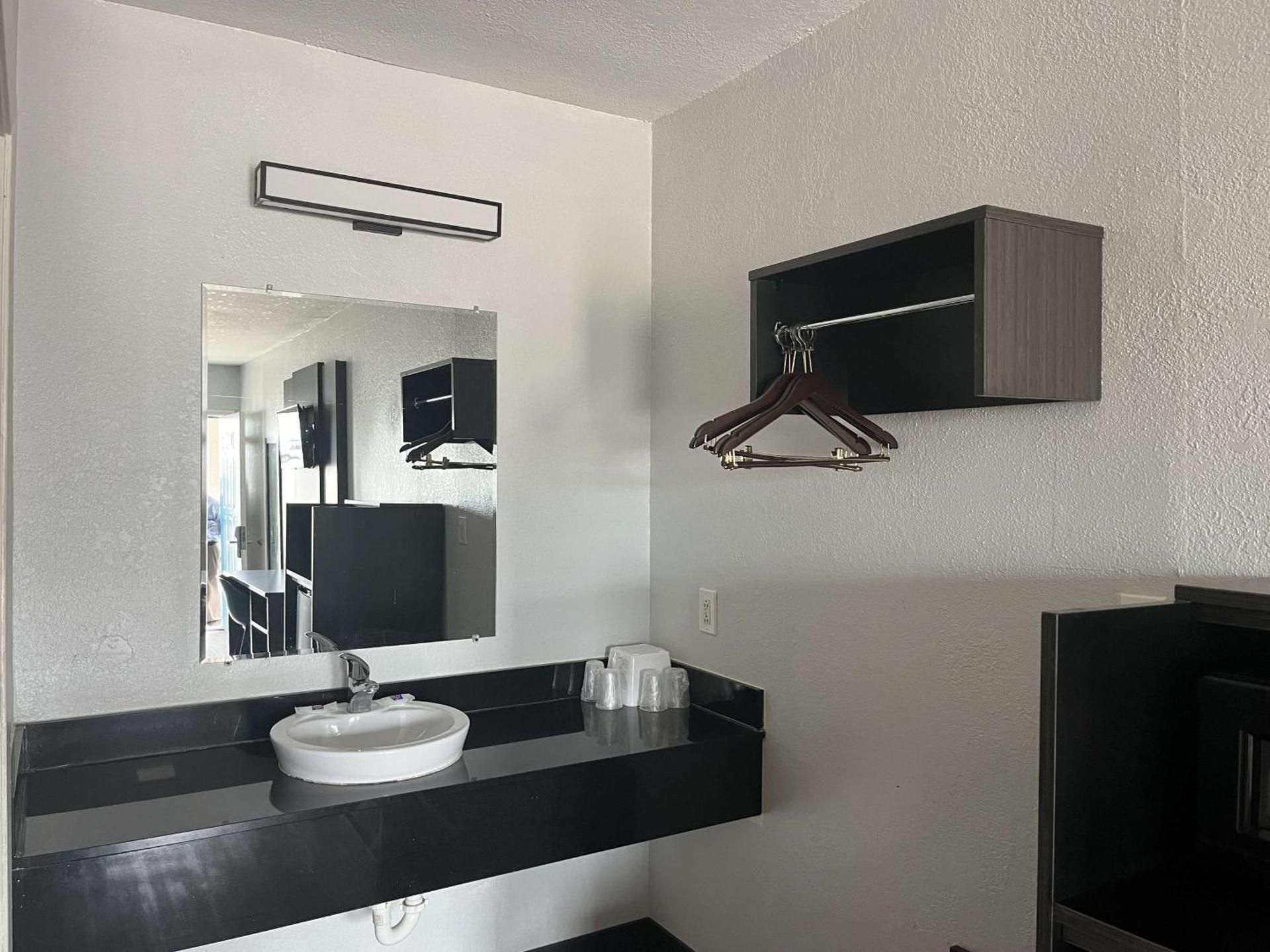 Motel 6 Seguin, TX King Room - Non-Smoking 2