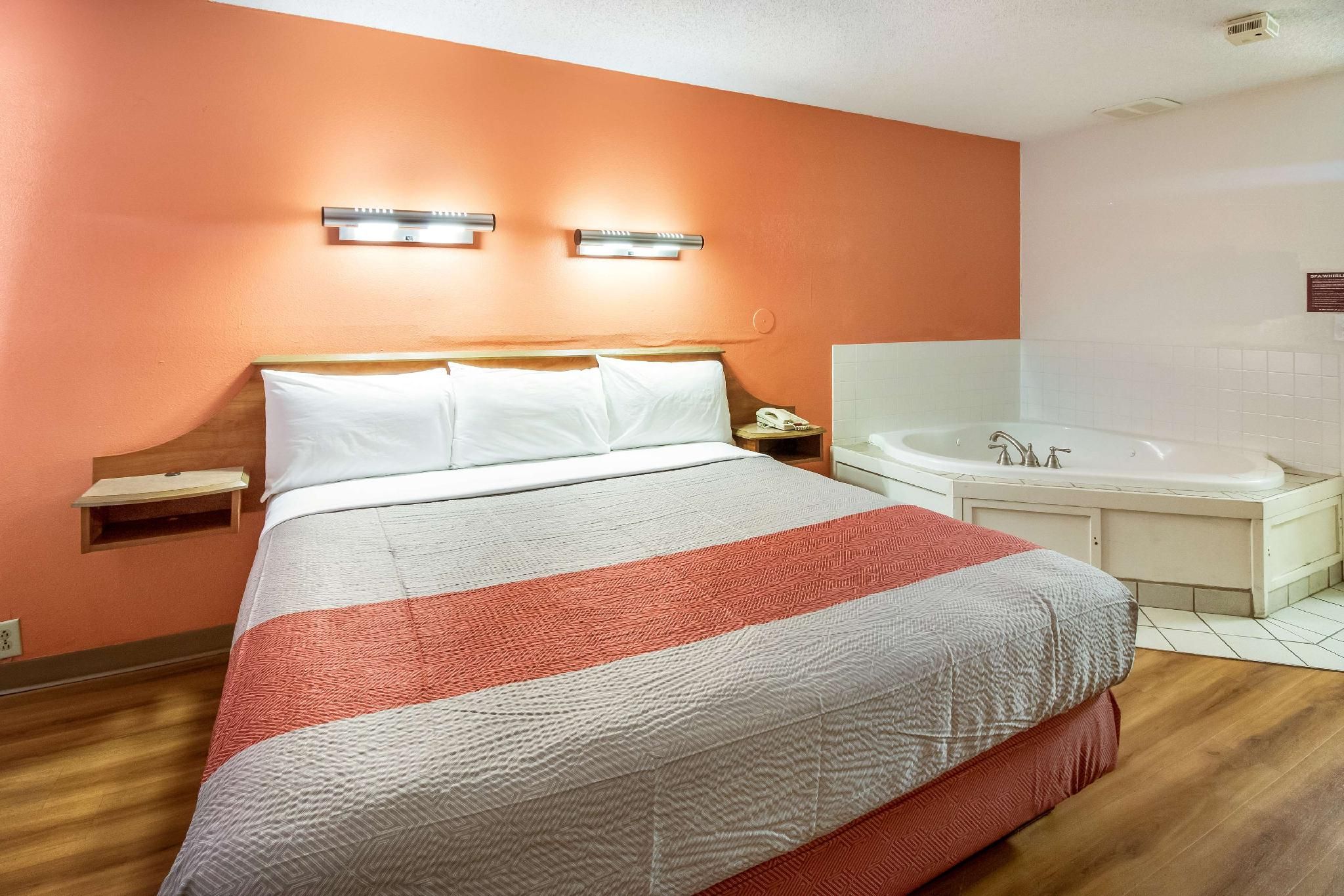 1 King Bed | Smoking, Hot Tub
