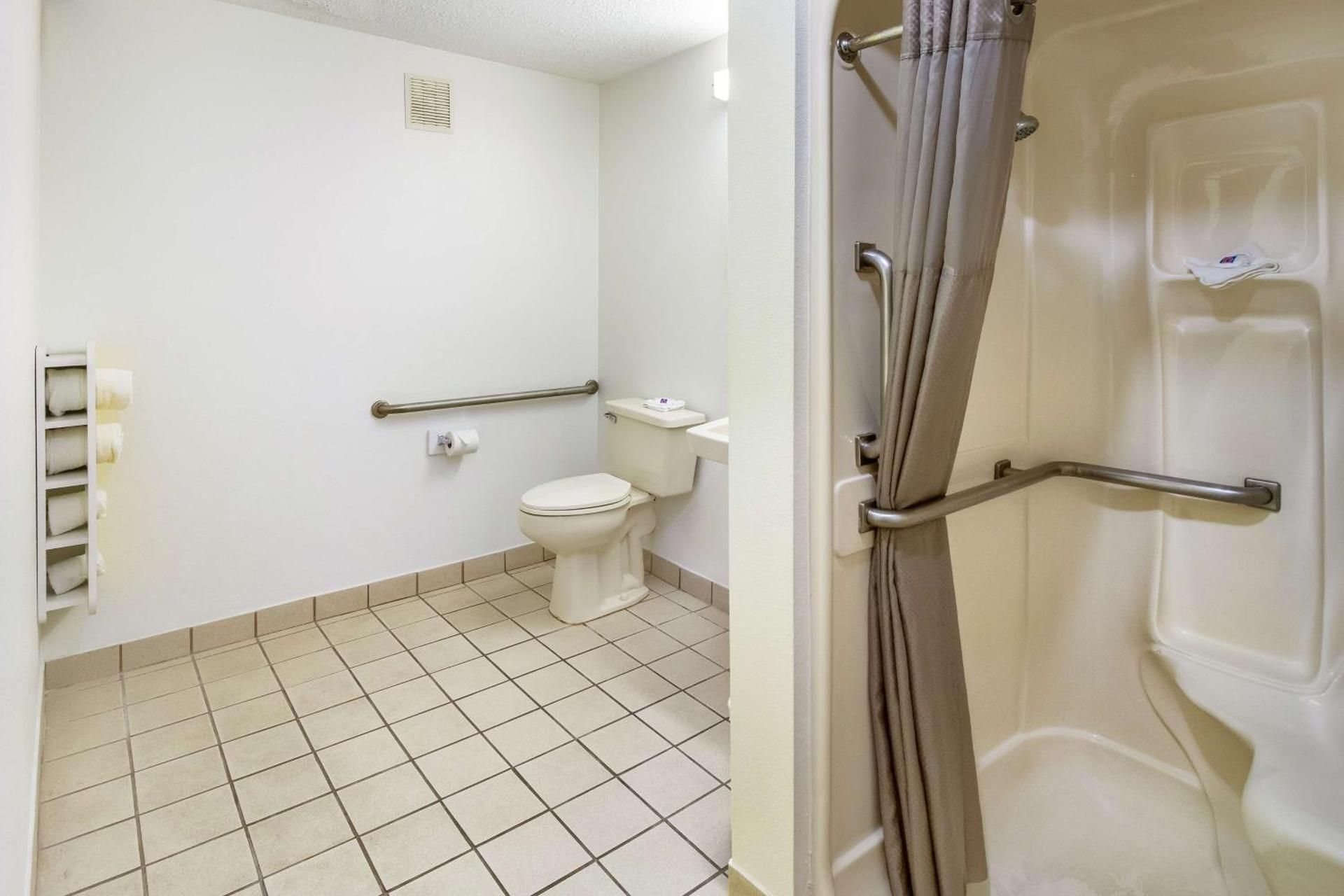 Queen Room - Disability Access - Roll in Shower