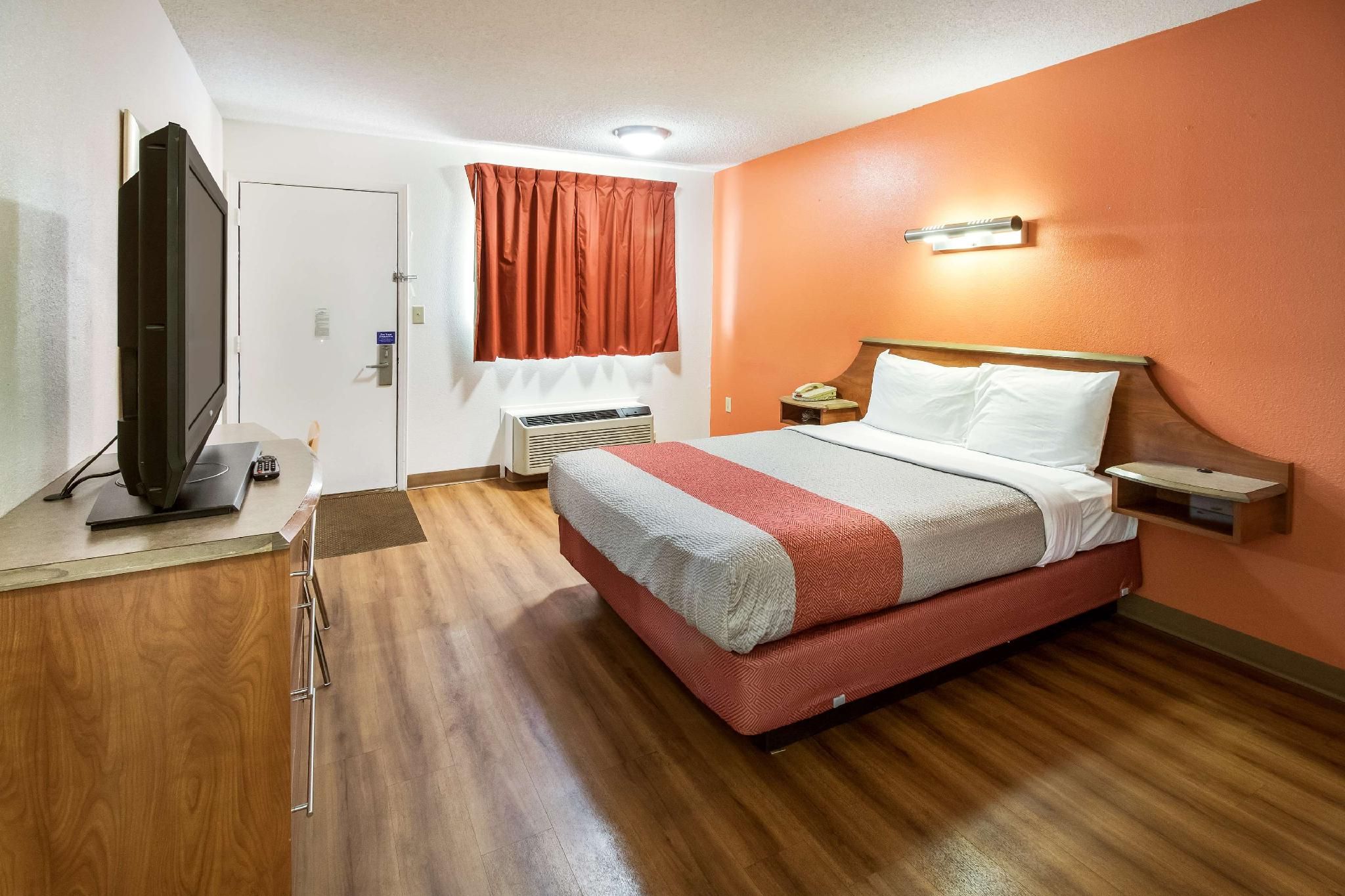 1 Queen Bed | Smoking