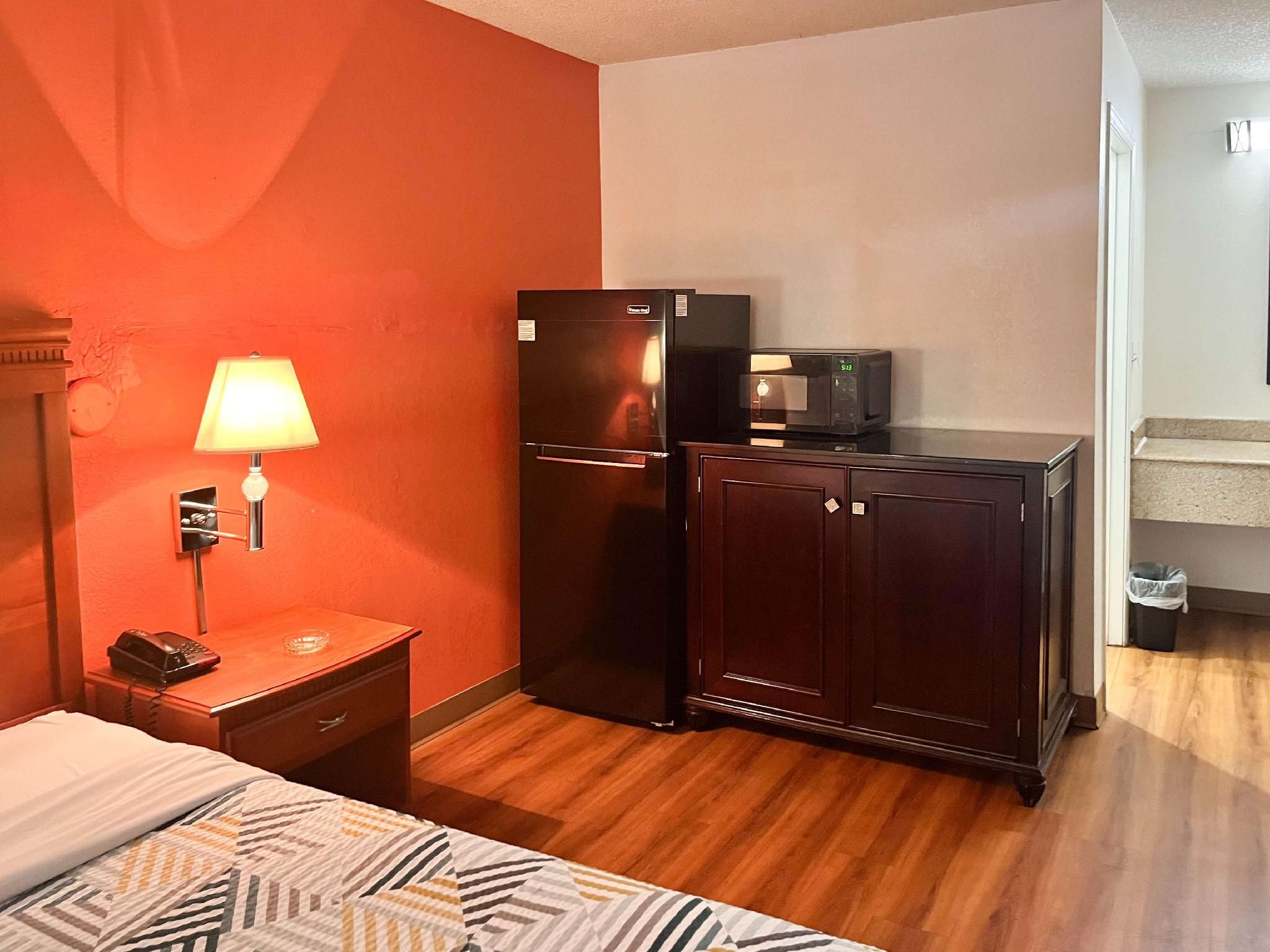 1 King Bed | Smoking, Micfridge