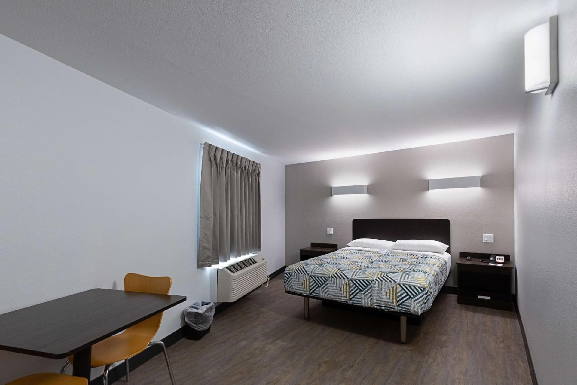 Deluxe Queen Room - Non-Smoking