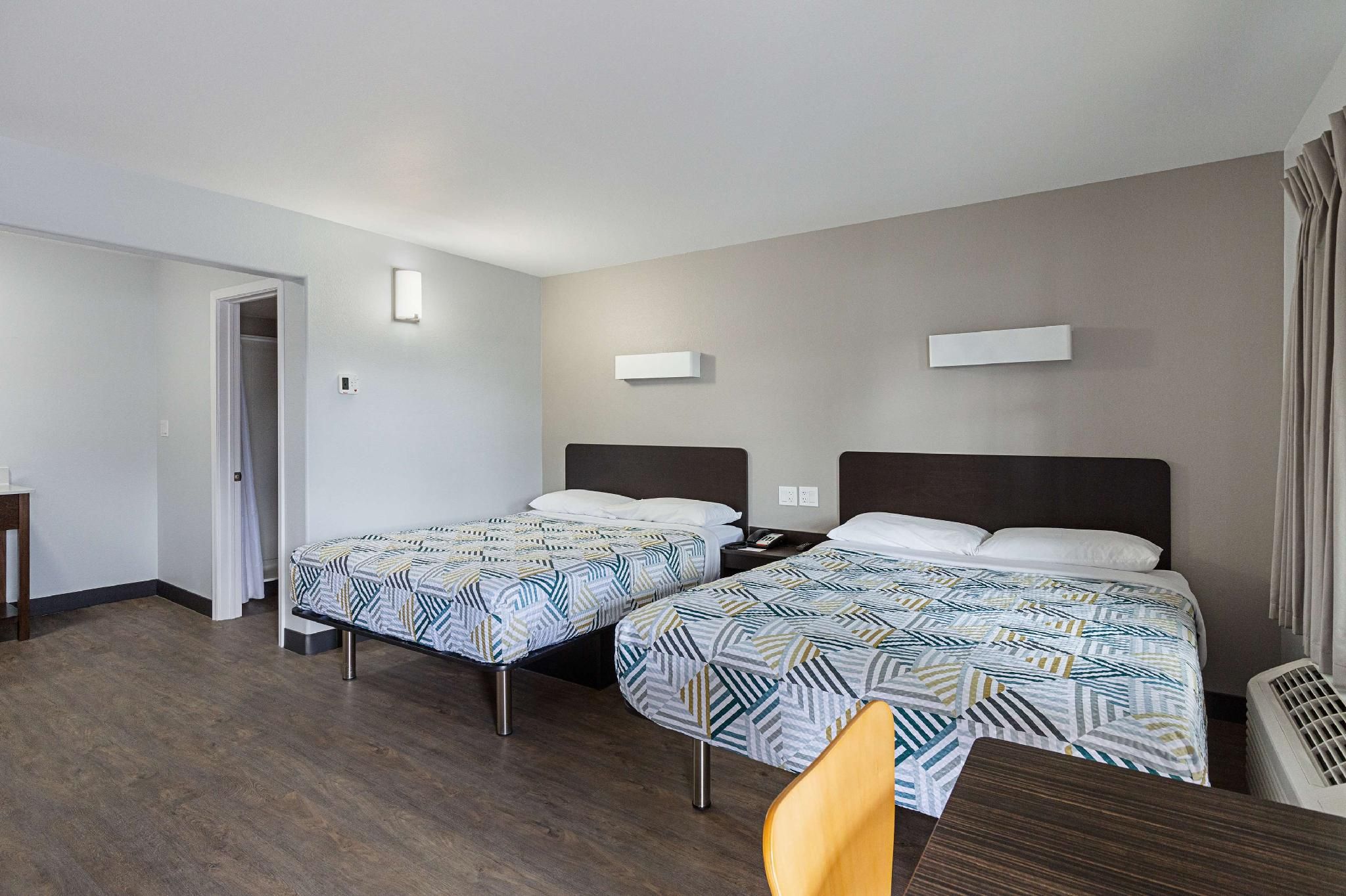 Motel 6 Show Low, AZ 2 QBs | Non-Smoking, Micfridge