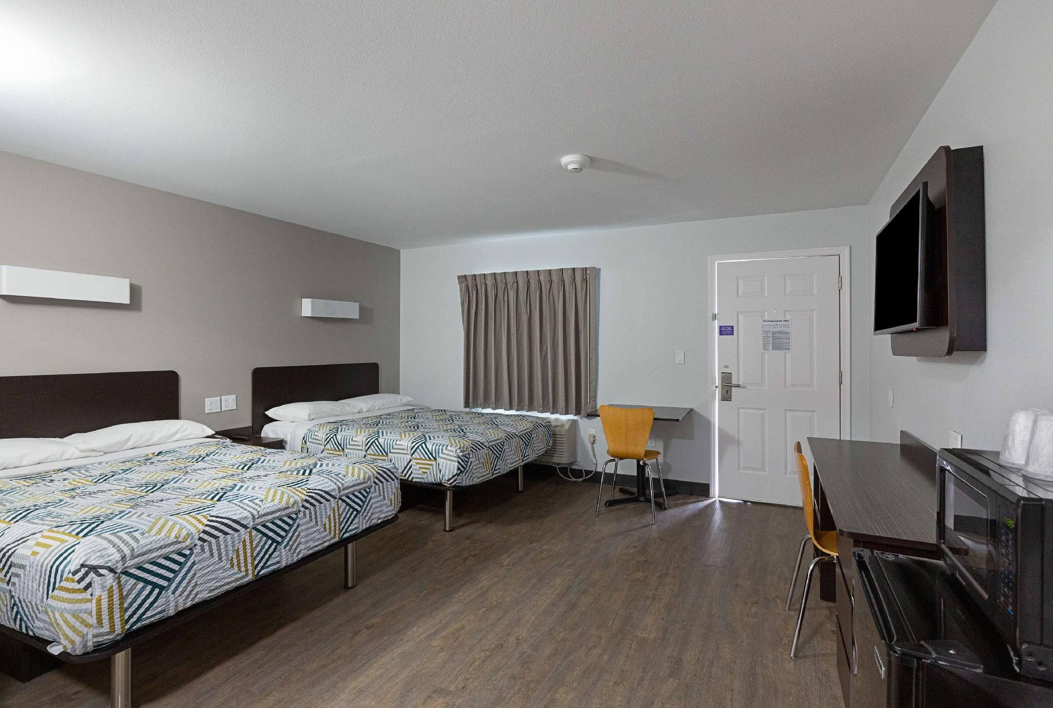 Motel 6 Show Low, AZ 2 QBs | Non-Smoking, Micfridge 2